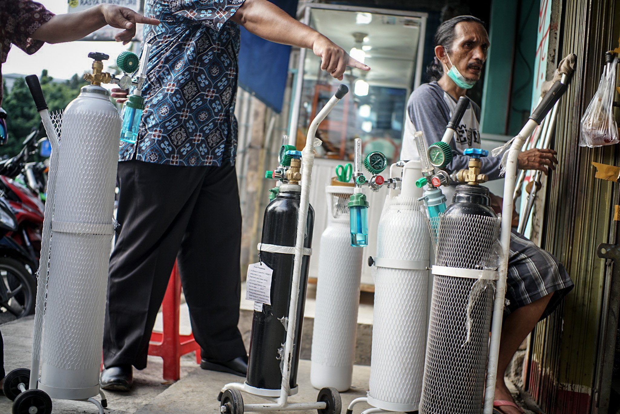 Antrean terjadi di salah satu gerai isi ulang oksigen medis di wilayah Manggarai, Jakarta Selatan, Kamis, (25/6/2021). Seiring dengan meningkatnya jumlah kasus Covid-19 di Jakarta, Kebutuhan isi ulang oksigen medis rumahan alami peningkatan.