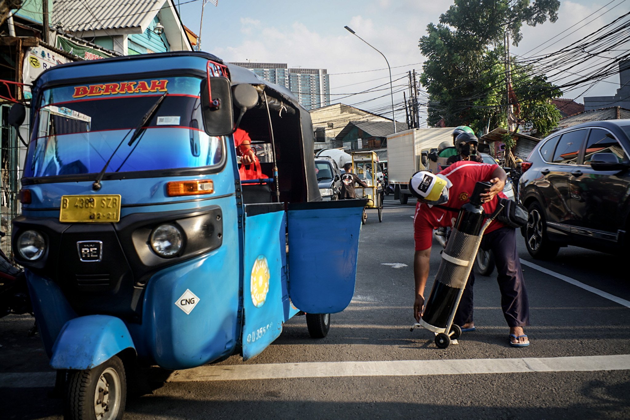 Sejumlah warga membawa tabung oksigen yang telah diisi ulang di gerai isi ulang oksigen medis wilayah Manggarai, Jakarta Selatan, Kamis, (25/6/2021). Seiring dengan meningkatnya jumlah kasus Covid-19 di Jakarta, Kebutuhan isi ulang oksigen medis rumahan alami peningkatan.