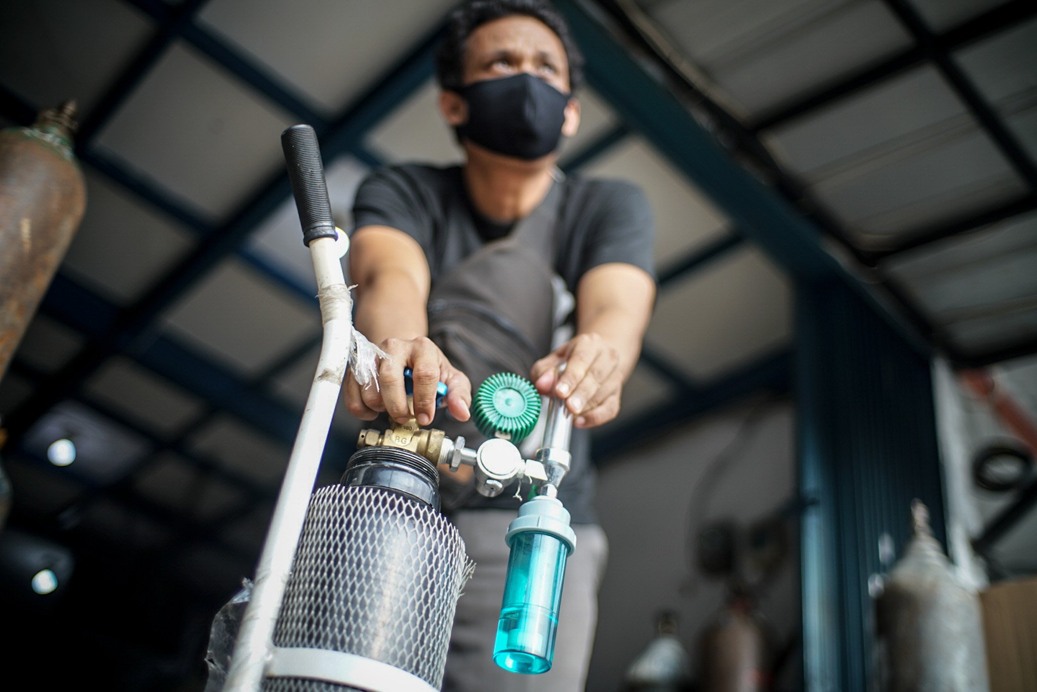 Seorang pekerja mengisi ulang tabung oksigen di salah satu gerai isi ulang oksigen medis di wilayah Manggarai, Jakarta Selatan, Kamis, (25/6/2021). Seiring dengan meningkatnya jumlah kasus Covid-19 di Jakarta, Kebutuhan isi ulang oksigen medis rumahan alami peningkatan.