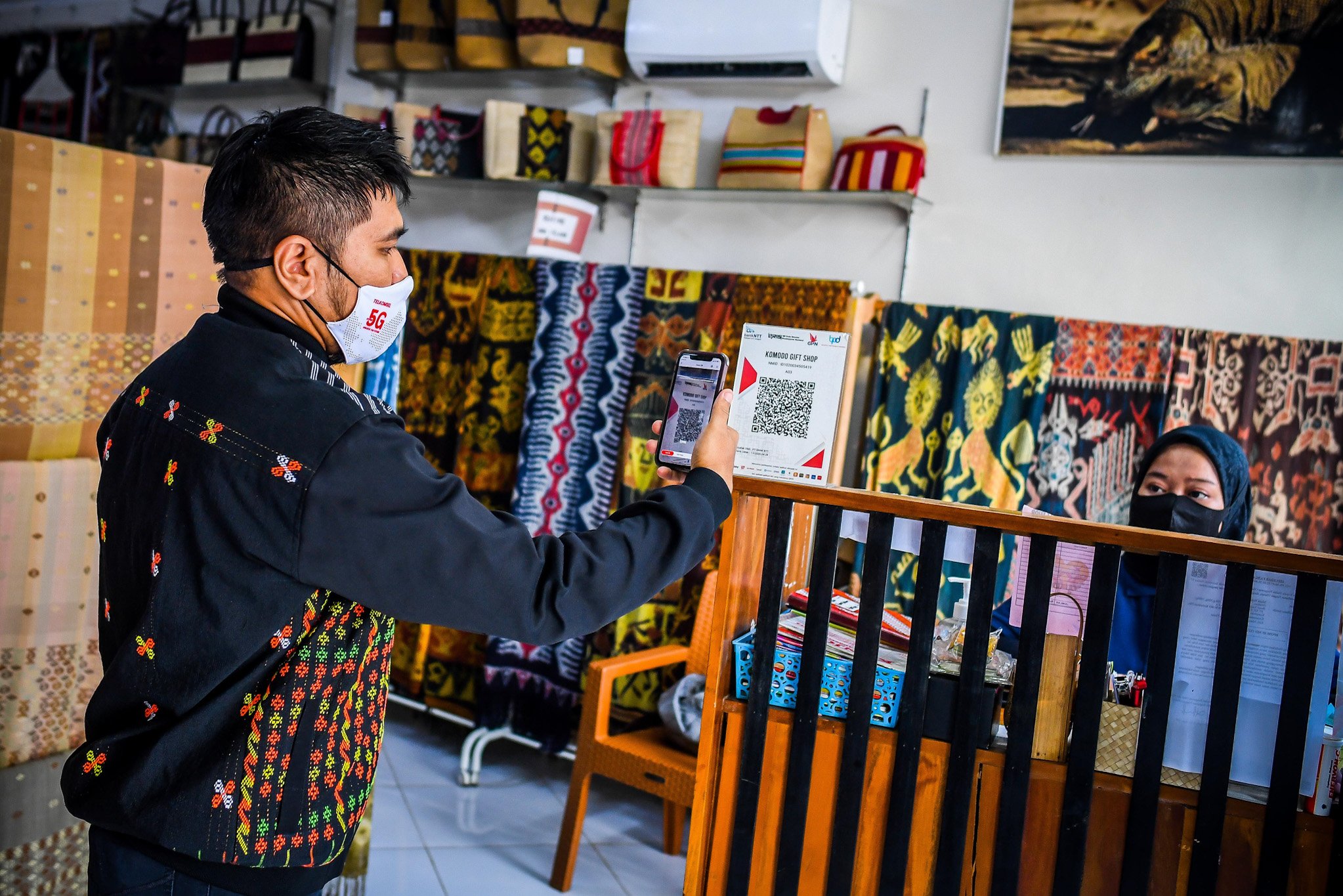 Sejumlah pengunjung melakukan transaksi di Rumah Tenun Kelompk Dahlia, Desa Lembor, Manggarai Barat, Nusa Tenggara Timur.