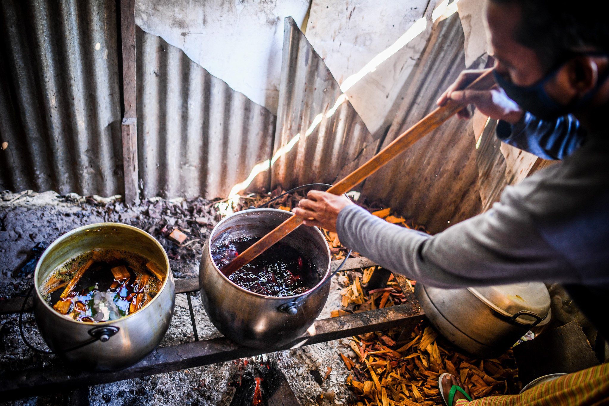 Sejumlah pekerja menyelesaikan pembuatan songke di Rumah Tenun Kelompk Dahlia, Desa Lembor, Manggarai Barat, Nusa Tenggara Timur.