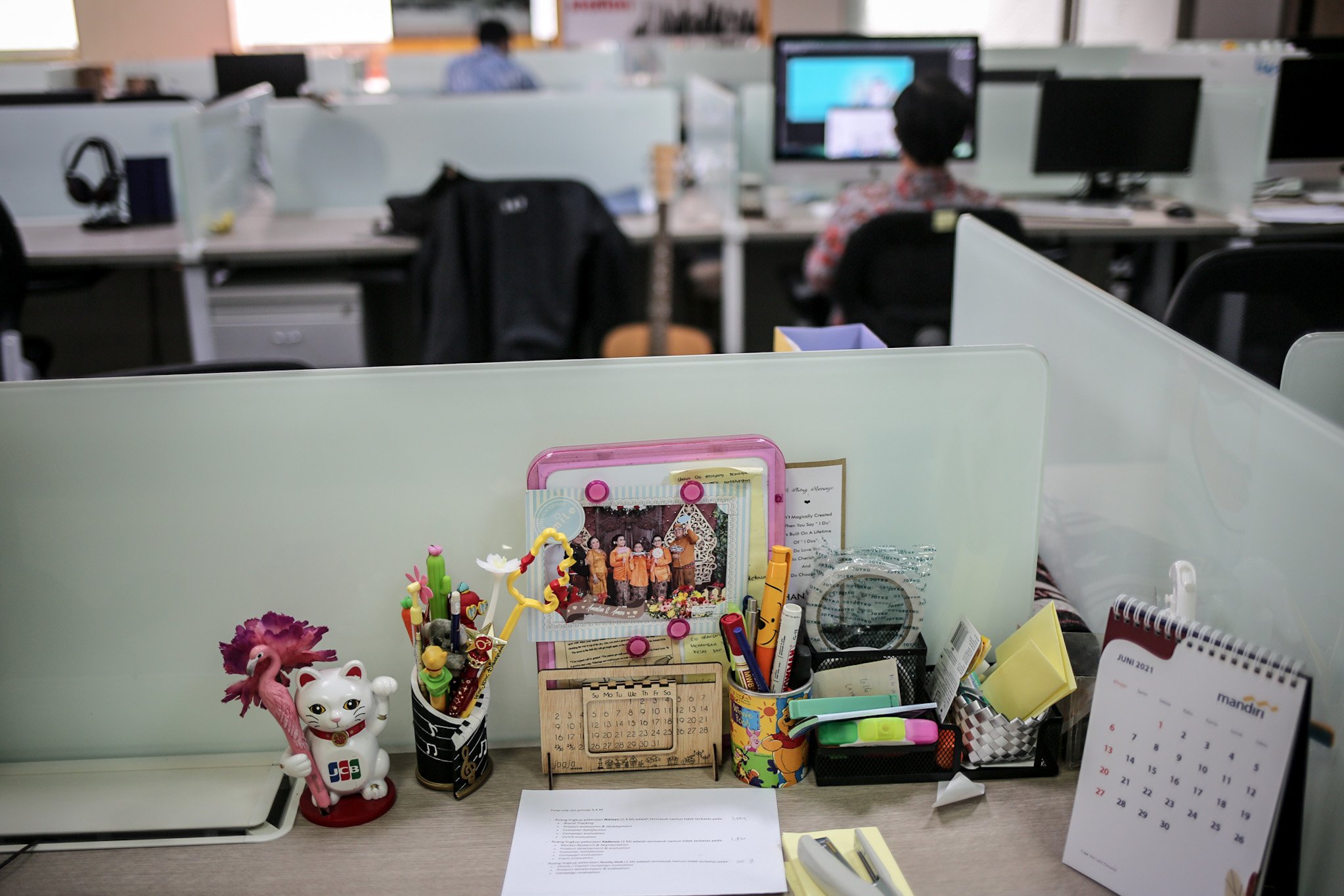 Sejumlah pekerja beraktivitas di ruang kerja di masa Penerapan Pembatasan Kegiatan Masyarakat (PPKM) Darurat di kantor perbankan wilayah Sudirman Central Business District (SCBD), Senayan, Kebayoran Baru, Jakarta Selatan, Senin, (5/7/2021). Selama penerapan PPKM Darurat sektor esensial diberlakukan 50 persen maksimum karyawan Work From Office (WFO) atau bekerja dari kantor dengan menerapkan protokol kesehatan. Sementara sektor non-esensial menerapkan 100 persen Work From Home (WFH) atau bekerja dari rumah.