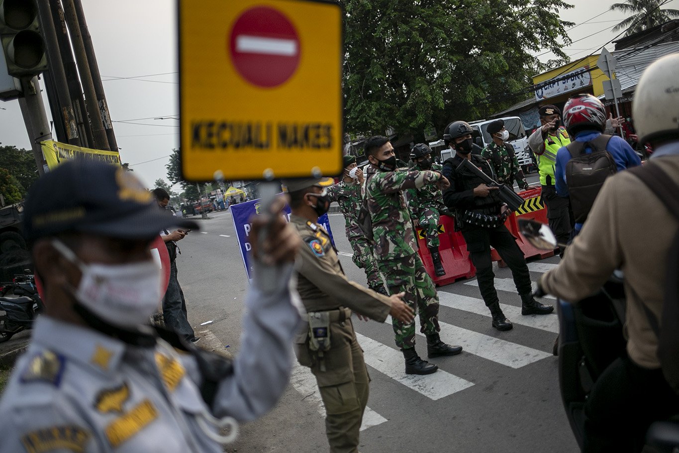 Pasukan gabungan TNI-Polri memutarbalikan pengendara yang hendak melintas di Jalan Raya Bogor-Jakarta, Depok, Jawa Barat, Selasa, (6/7/2021). Kepadatan arus lalu lintas kendaraan di Pos penyekatan Pemberlakuan Pembatasan Kegiatan Masyarakat (PPKM) Darurat tersebut sudah berkurang hingga 70 persen pada hari ini.