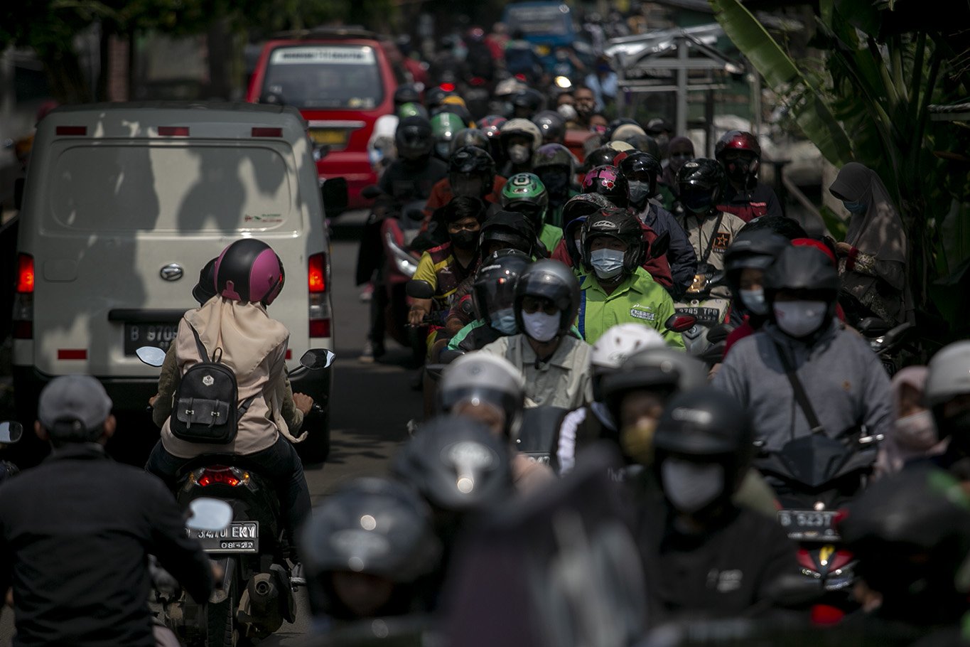 Sejumlah pengendara memadati jalan alternatif Depok-Jakarta di Wilayah Setu Pedongkelan, Depok, Jawa Barat, Selasa, (6/7/2021). Hindari Pos penyekatan Pemberlakuan Pembatasan Kegiatan Masyarakat (PPKM) di Jalan Raya Bogor-Jakarta pengendara justru memadati ruas jalan alternatif di pemukiman warga.