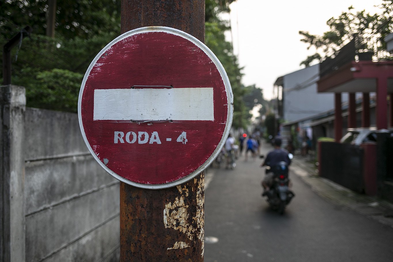 Sejumlah warga menutup jalan alternatif Depok-Jakarta di Jalan Tipar, Cibubur, Ciracas, Jakarta Timur, Selasa, (6/7/2021). Kepadatan yang diakibatkan pengendara demi menghindari Pos penyekatan Pemberlakuan Pembatasan Kegiatan Masyarakat (PPKM) di Jalan Raya Bogor-Jakarta membuat warga setempat resah dan berencana menutup jalan-jalan kampung mulai besok.
