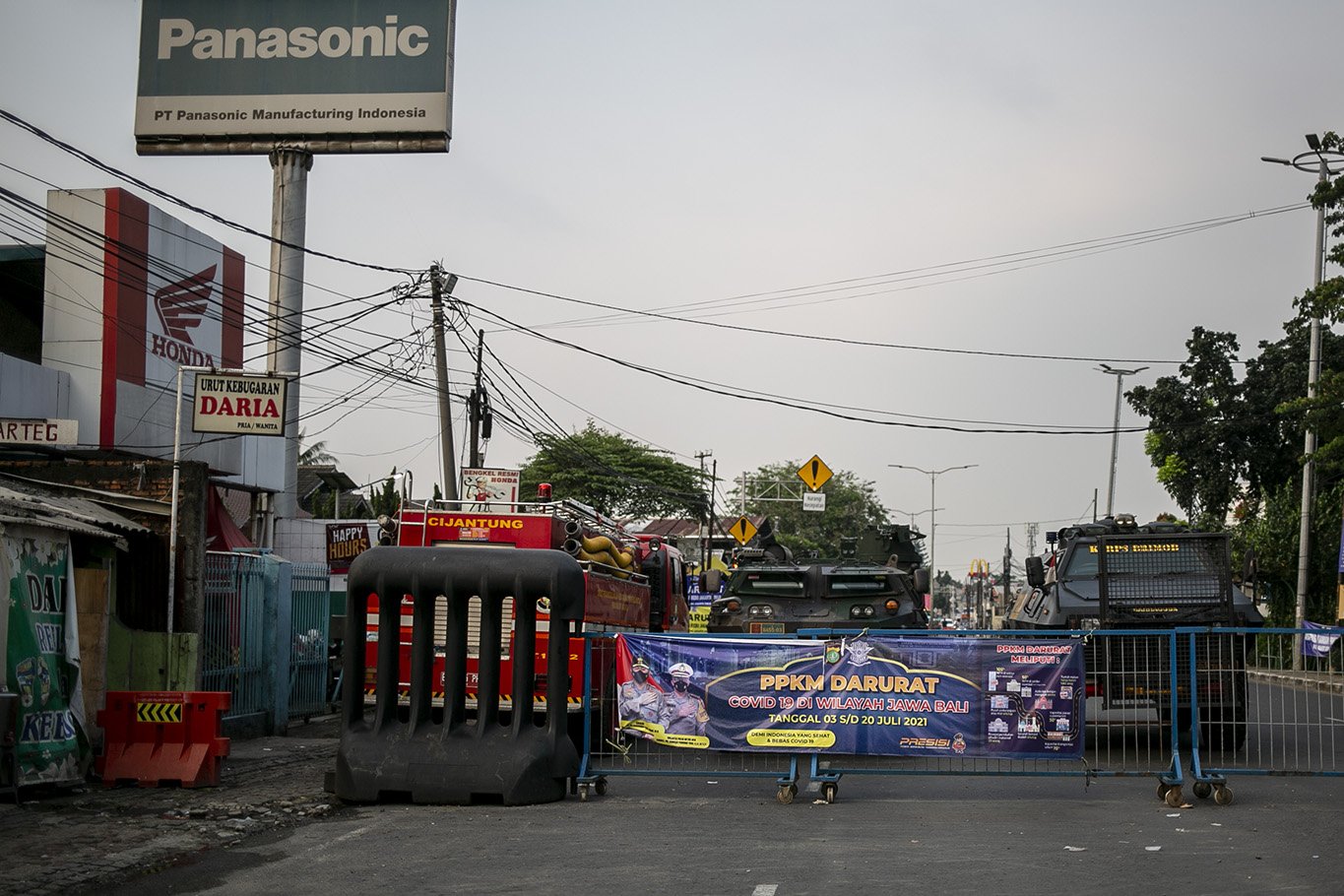 Pasukan gabungan TNI-Polri menutup Jalan Raya Bogor-Jakarta dengan pagar pembatas dan mobil panser, Depok, Jawa Barat, Selasa, (6/7/2021). Kepadatan arus lalu lintas kendaraan di Pos penyekatan Pemberlakuan Pembatasan Kegiatan Masyarakat (PPKM) Darurat tersebut sudah berkurang hingga 70 persen pada hari ini.