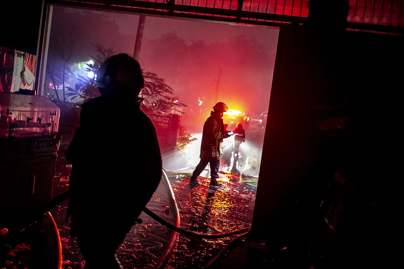 Suku Dinas Penanggulangan Kebakaran dan Penyelamatan (Gulkarmat) mengamati area gudang menggunakan senter usai memadamkan kobaran api yang melahap gudang farmasi di kawasan Cipinang Muara 2, Duren Sawit, Jakarta Timur, Kamis, (8/7/2021). Sebanyak 12 mobil pemadam dan 60 personel dikerahkan untuk memamdamkan kebakaran tersebut.