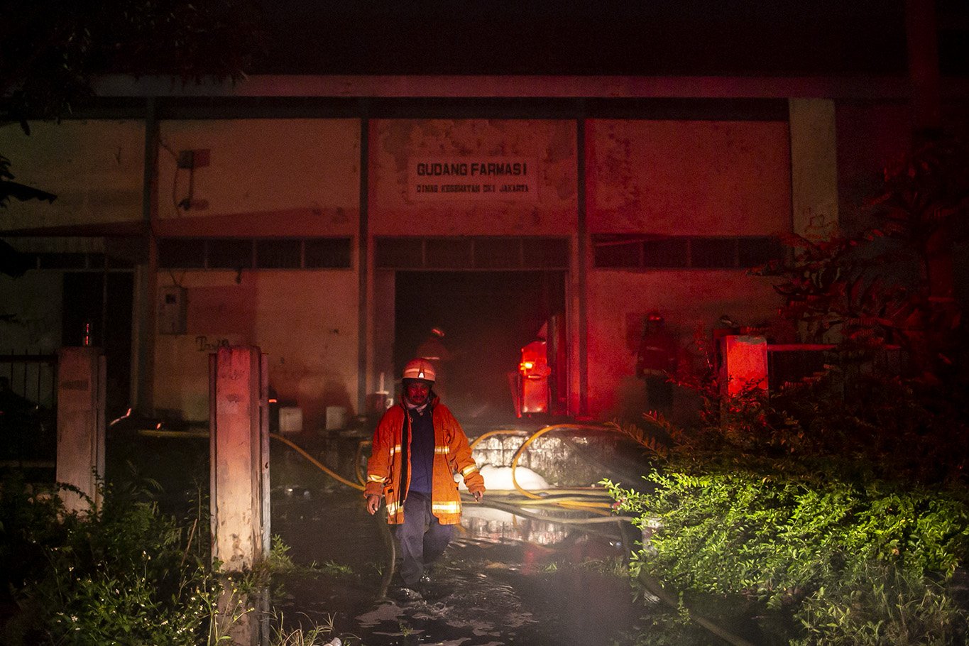 Suku Dinas Penanggulangan Kebakaran dan Penyelamatan (Gulkarmat) memadamkan kobaran api yang melahap gudang farmasi di kawasan Cipinang Muara 2, Duren Sawit, Jakarta Timur, Kamis, (8/7/2021). Sebanyak 12 mobil pemadam dan 60 personel dikerahkan untuk memamdamkan kebakaran tersebut.