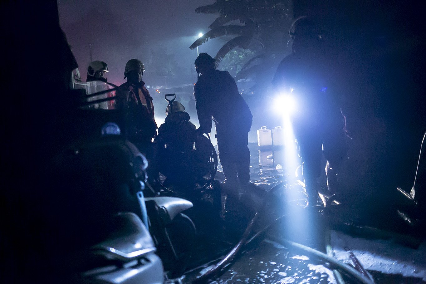 Suku Dinas Penanggulangan Kebakaran dan Penyelamatan (Gulkarmat) melakukan proses pendinginan usai memadamkan kobaran api yang melahap gudang farmasi di kawasan Cipinang Muara 2, Duren Sawit, Jakarta Timur, Kamis, (8/7/2021). Sebanyak 12 mobil pemadam dan 60 personel dikerahkan untuk memamdamkan kebakaran tersebut.