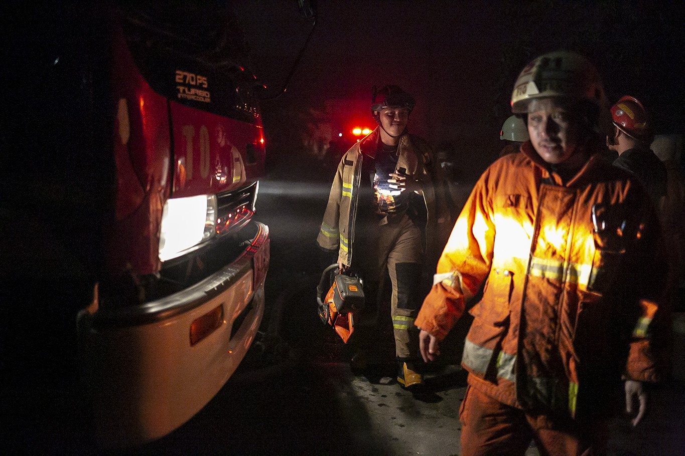 Suku Dinas Penanggulangan Kebakaran dan Penyelamatan (Gulkarmat) bersama relawan bergegas memadamkan kobaran api yang melahap gudang farmasi di kawasan Cipinang Muara 2, Duren Sawit, Jakarta Timur, Kamis, (8/7/2021). Sebanyak 12 mobil pemadam dan 60 personel dikerahkan untuk memamdamkan kebakaran tersebut. 