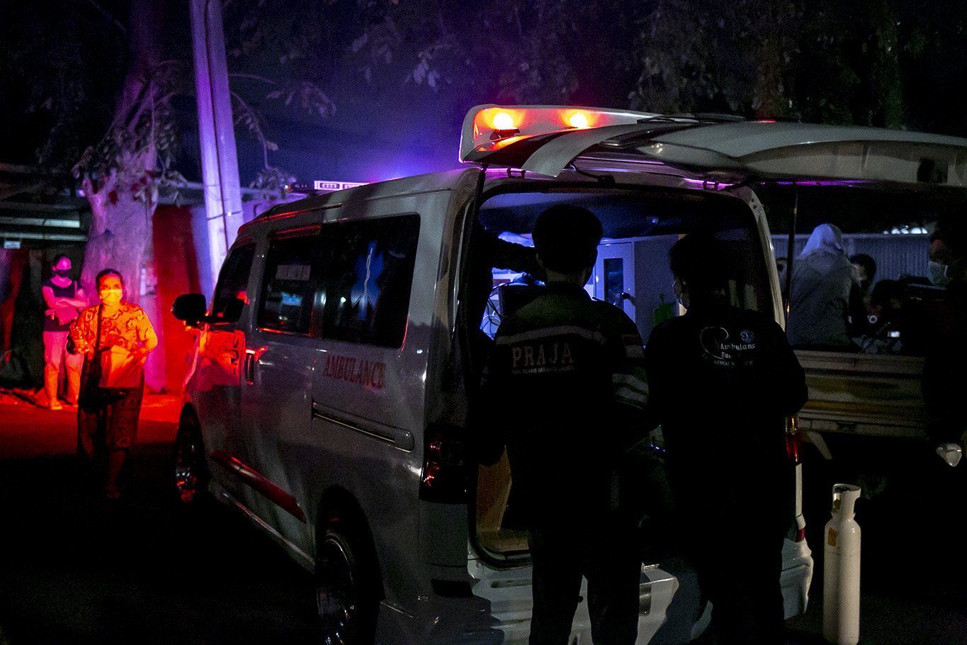 Suku Dinas Penanggulangan Kebakaran dan Penyelamatan (Gulkarmat) bersama relawan mengevakuasi warga yang alami sesak akibat api yang melahap gudang farmasi di kawasan Cipinang Muara 2, Duren Sawit, Jakarta Timur, Kamis, (8/7/2021). Sebanyak 12 mobil pemadam dan 60 personel dikerahkan untuk memamdamkan kebakaran tersebut. 