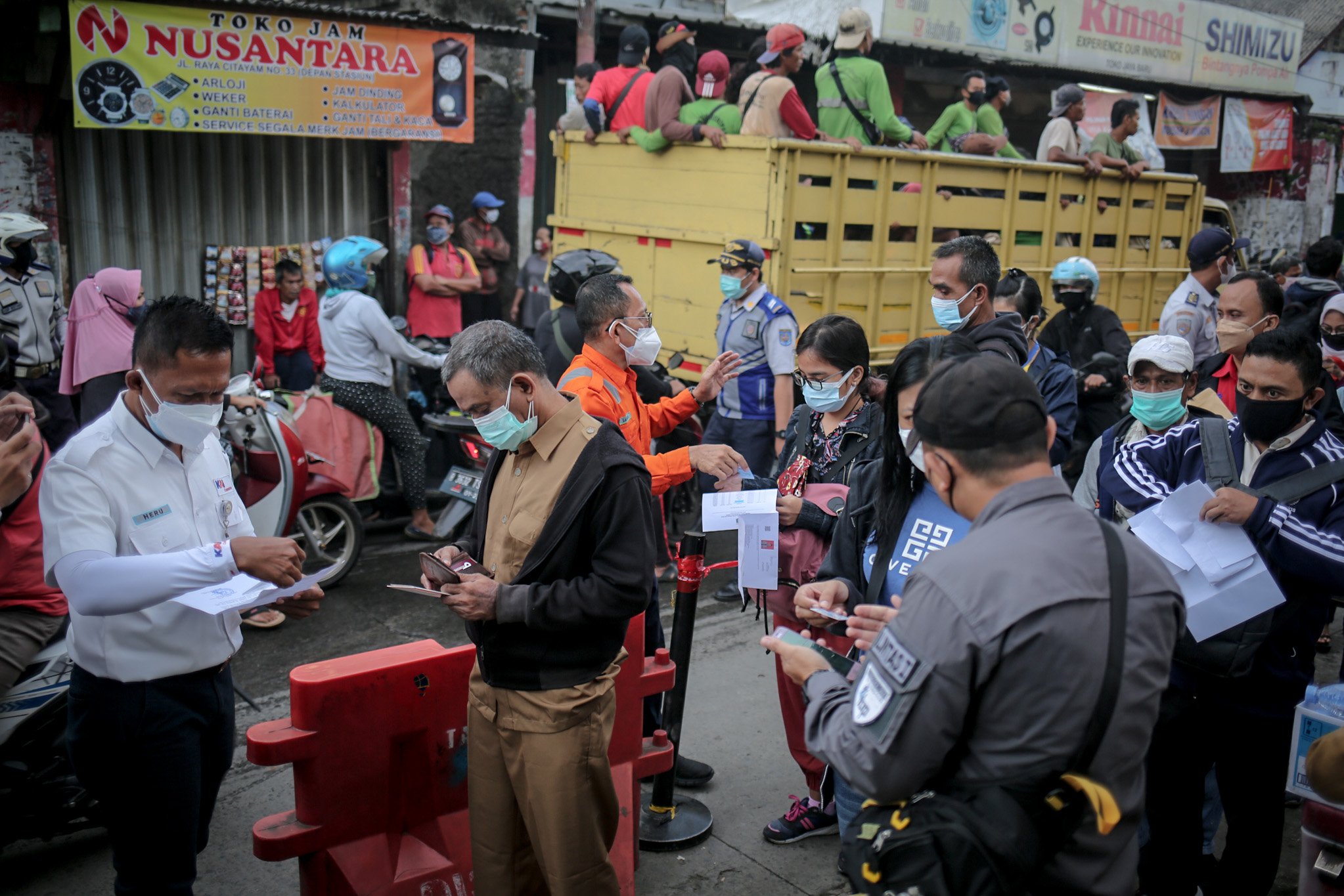 Petugas memeriksa kelengkapan Surat Tanda Registrasi Pekerja (STRP) calon penumpang Kereta Rel Listrik (KRL) di Stasiun Citayam, Depok, Jawa Barat, Senin, (12/7/2021). Pemberlakuan kebijakan ini diharapkan mampu menekan mobilitas masyarakat untuk keluar masuk Jakarta melalui transportasi publik dalam masa PPKM darurat, sehingga mampu mengurangi angka penyebaran Covid-19.