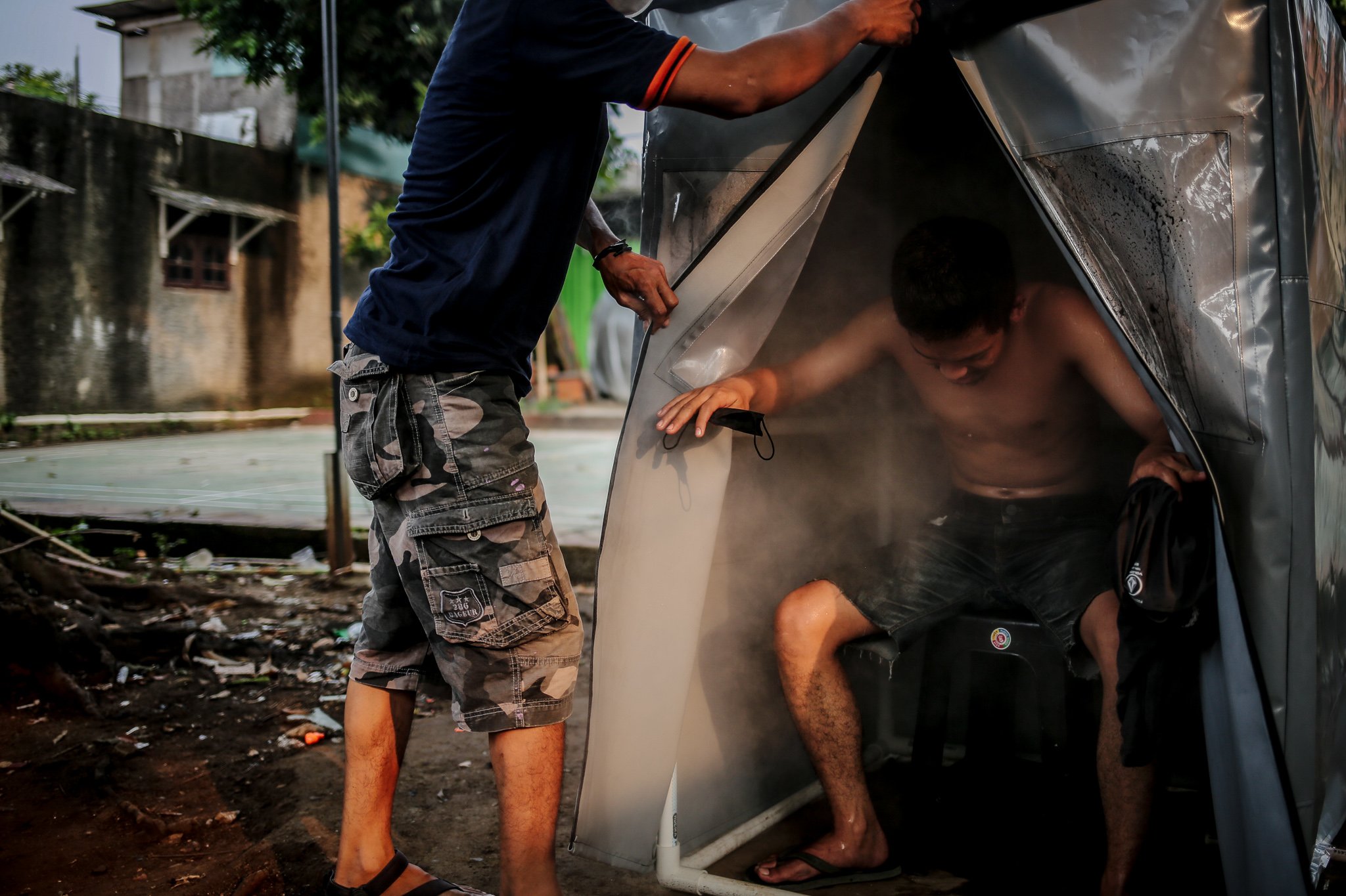 Sejumlah Warga berada di dalam bilik sauna di kawasan Gang Pepaya RT 11 RW 3, Lenteng Agung, Jagakarsa, Jakarta, Senin (19/7/2021). Sauna dengan metode uap dari rebusan rempah-rempah yang dikelola oleh karang taruna setempat itu bertujuan untuk meningkatan imunitas dan kebugaran di tengah meningkatnya kasus COVID-19 di wilayah DKI Jakarta.
