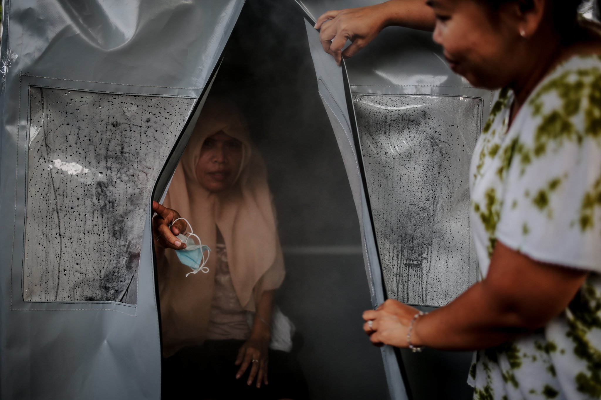 Sejumlah Warga berada di dalam bilik sauna di kawasan Gang Pepaya RT 11 RW 3, Lenteng Agung, Jagakarsa, Jakarta, Senin (19/7/2021). Sauna dengan metode uap dari rebusan rempah-rempah yang dikelola oleh karang taruna setempat itu bertujuan untuk meningkatan imunitas dan kebugaran di tengah meningkatnya kasus COVID-19 di wilayah DKI Jakarta.