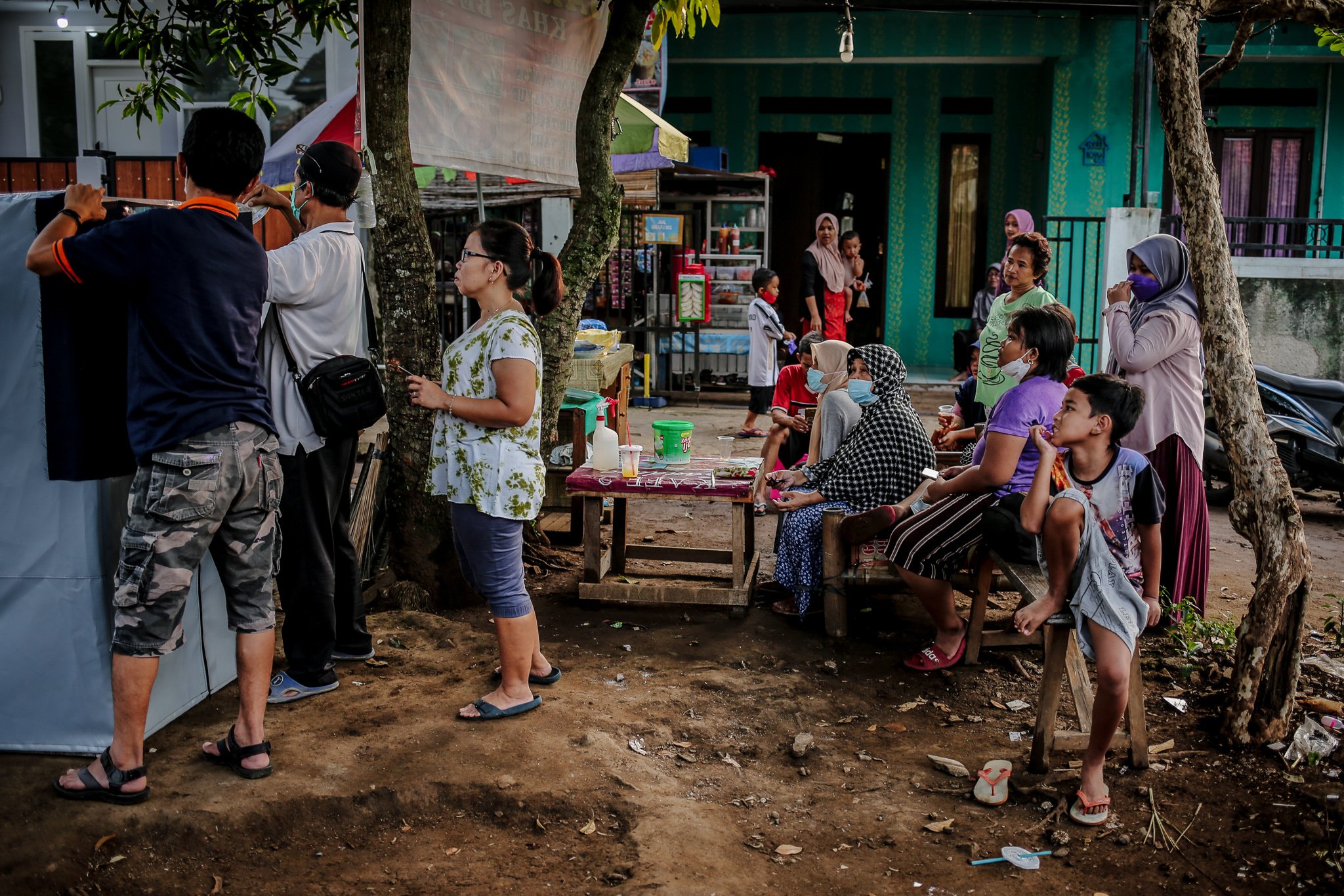 Sejumlah warga mengantre untuk masuk bilik sauna di kawasan Gang Pepaya RT 11 RW 3, Lenteng Agung, Jagakarsa, Jakarta, Senin (19/7/2021). Sauna dengan metode uap dari rebusan rempah-rempah yang dikelola oleh karang taruna setempat itu bertujuan untuk meningkatan imunitas dan kebugaran di tengah meningkatnya kasus COVID-19 di wilayah DKI Jakarta.