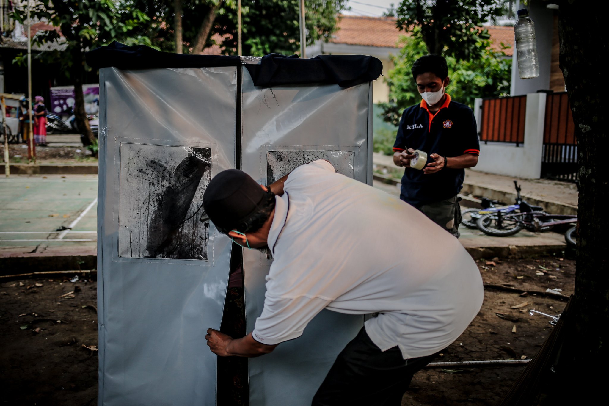 Sejumlah warga menutup bilik sauna di kawasan Gang Pepaya RT 11 RW 3, Lenteng Agung, Jagakarsa, Jakarta, Senin (19/7/2021). Sauna dengan metode uap dari rebusan rempah-rempah yang dikelola oleh karang taruna setempat itu bertujuan untuk meningkatan imunitas dan kebugaran di tengah meningkatnya kasus COVID-19 di wilayah DKI Jakarta.