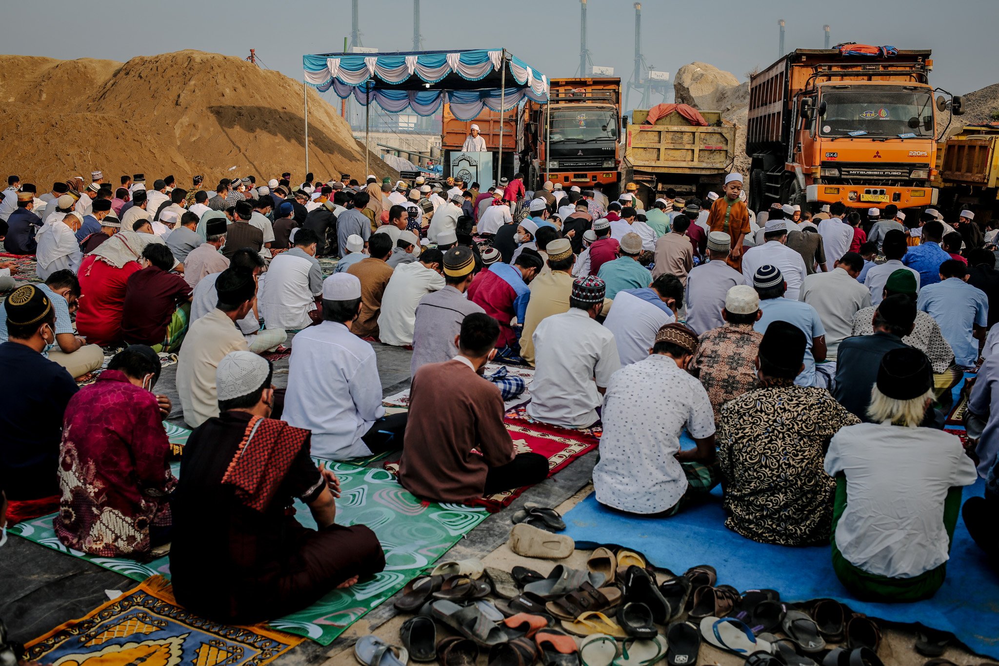 Sejumlah warga mendengarkan khotbah saat pelaksanakan ibadah shalat Idul Adha 1442 H di masa penerapan Pemberlakuan Pembatasan Kegiatan Masyarakat (PPKM) Darurat di wilayah Kali Baru, Cilincing, Jakarta Utara, Selasa, (20/7/2021). Kementerian Agama (Kemenag) menerbitkan edaran No SE 17 tahun 2021 tentang peniadaan sementara peribadatan di tempat abadah dan meminta masyarakat melaksanakan shalat ied dirumah masing-masing untuk mencegah potensi penularan Covid-19.