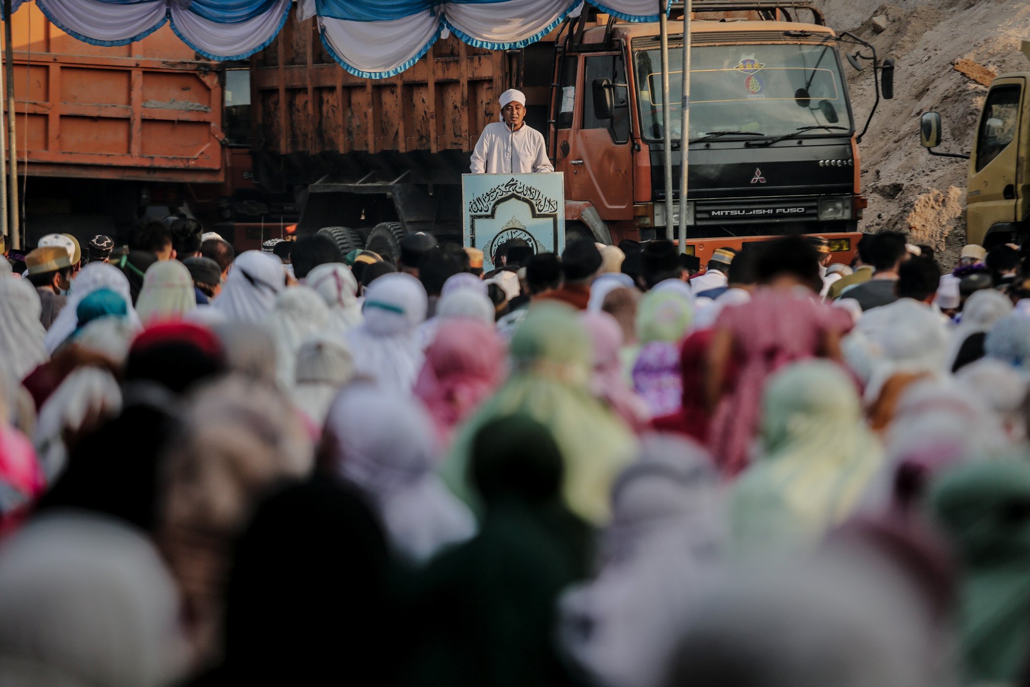 Sejumlah warga mendengarkan khotbah saat pelaksanakan ibadah shalat Idul Adha 1442 H di masa penerapan Pemberlakuan Pembatasan Kegiatan Masyarakat (PPKM) Darurat di wilayah Kali Baru, Cilincing, Jakarta Utara, Selasa, (20/7/2021). Kementerian Agama (Kemenag) menerbitkan edaran No SE 17 tahun 2021 tentang peniadaan sementara peribadatan di tempat abadah dan meminta masyarakat melaksanakan shalat ied dirumah masing-masing untuk mencegah potensi penularan Covid-19.