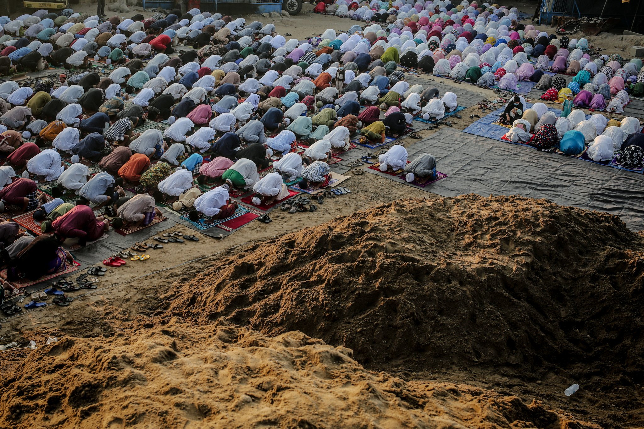 Sejumlah warga melaksanakan ibadah shalat Idul Adha 1442 H di masa penerapan Pemberlakuan Pembatasan Kegiatan Masyarakat (PPKM) Darurat di wilayah Kali Baru, Cilincing, Jakarta Utara, Selasa, (20/7/2021).