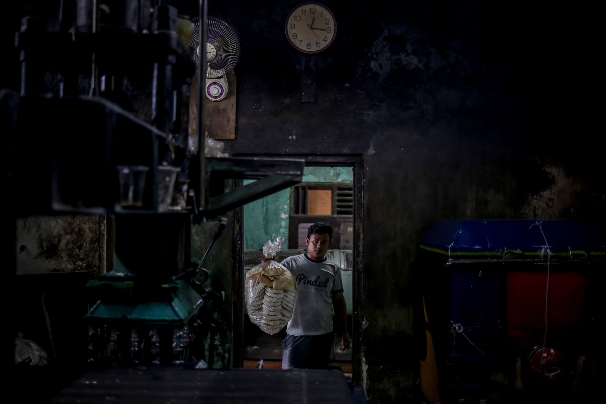 Pekerja memperlihatkan stok kerupuk yang ada di rumah produksi kerupuk Melati, Menteng Atas, Jakarta Selatan, Jumat, (23/7/20221). Semenjak penerapan Pemberlakuan Pembatasan Kegiatan Masyarakat (PPKM) Darurat rumah produksi kerupuk yang sudah berdiri sejak tahun 1960 ini alami penurunan omzet hingga 40%.