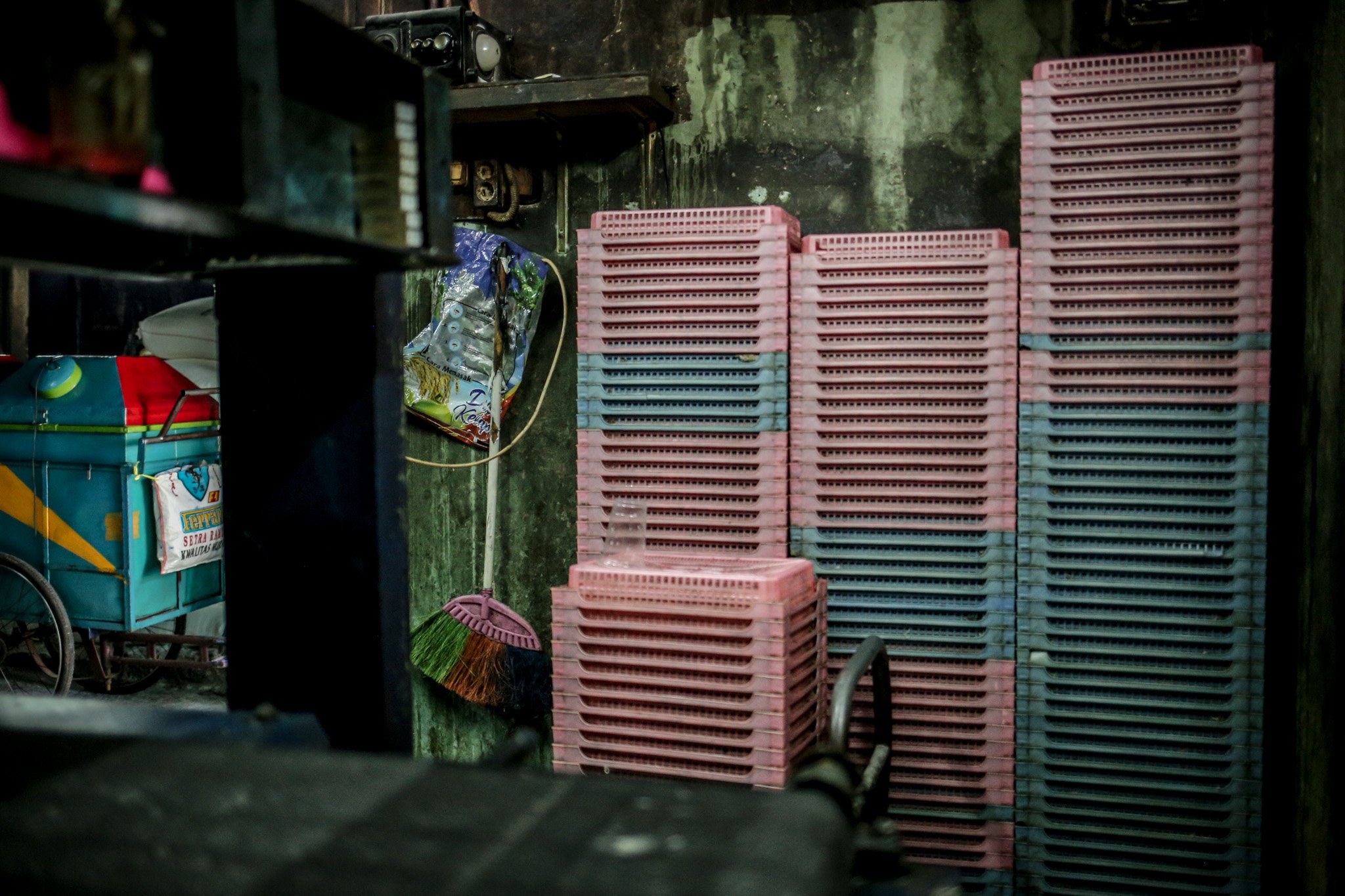 Sejumlah rak disusun di sudut ruangan di rumah produksi kerupuk Melati, Menteng Atas, Jakarta Selatan, Jumat, (23/7/2021). Semenjak penerapan Pemberlakuan Pembatasan Kegiatan Masyarakat (PPKM) Darurat rumah produksi kerupuk yang sudah berdiri sejak tahun 1960 ini alami penurunan omzet hingga 40%.