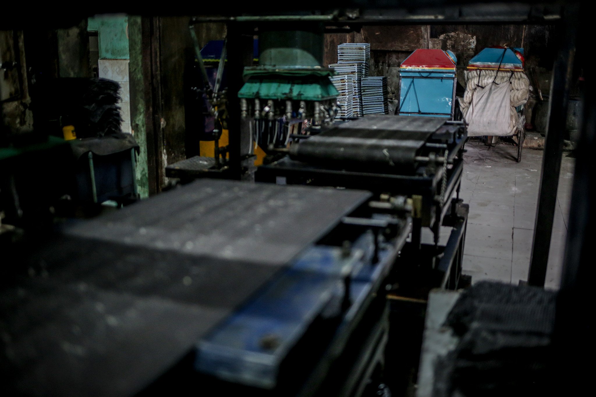 Sejumlah mesin terlihat mati karena tidak ada giat pengerjaan kerupuk di rumah produksi kerupuk Melati, Menteng Atas, Jakarta Selatan, Jumat, (23/7/2021). Semenjak penerapan Pemberlakuan Pembatasan Kegiatan Masyarakat (PPKM) Darurat rumah produksi kerupuk yang sudah berdiri sejak tahun 1960 ini alami penurunan omzet hingga 40%.