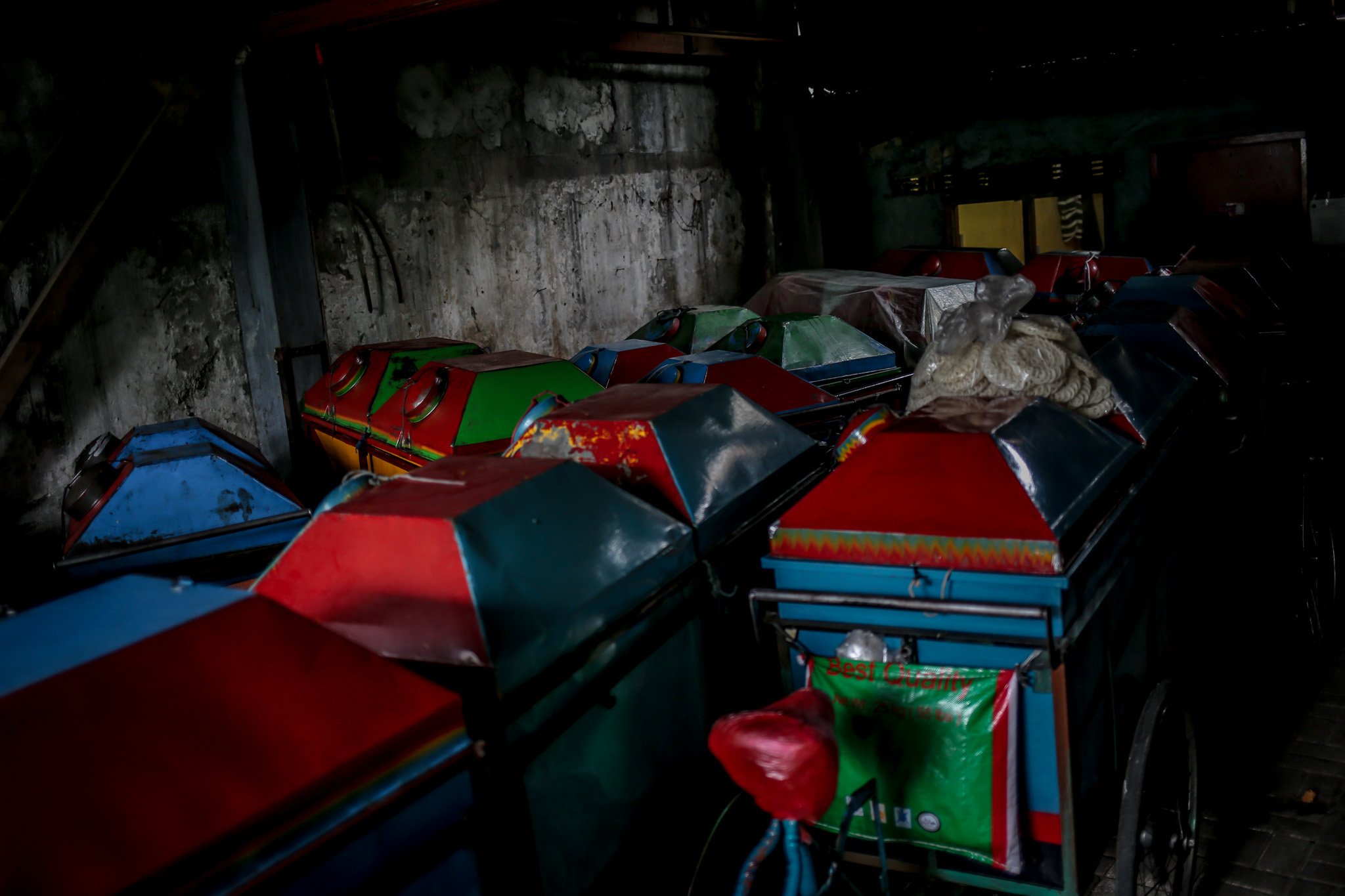 Sejumlah gerobak disusun di susdut ruangan karena tidak ada giat pengerjaan kerupuk di rumah produksi kerupuk Melati, Menteng Atas, Jakarta Selatan, Jumat, (23/7/2021). Semenjak penerapan Pemberlakuan Pembatasan Kegiatan Masyarakat (PPKM) Darurat rumah produksi kerupuk yang sudah berdiri sejak tahun 1960 ini alami penurunan omzet hingga 40%.