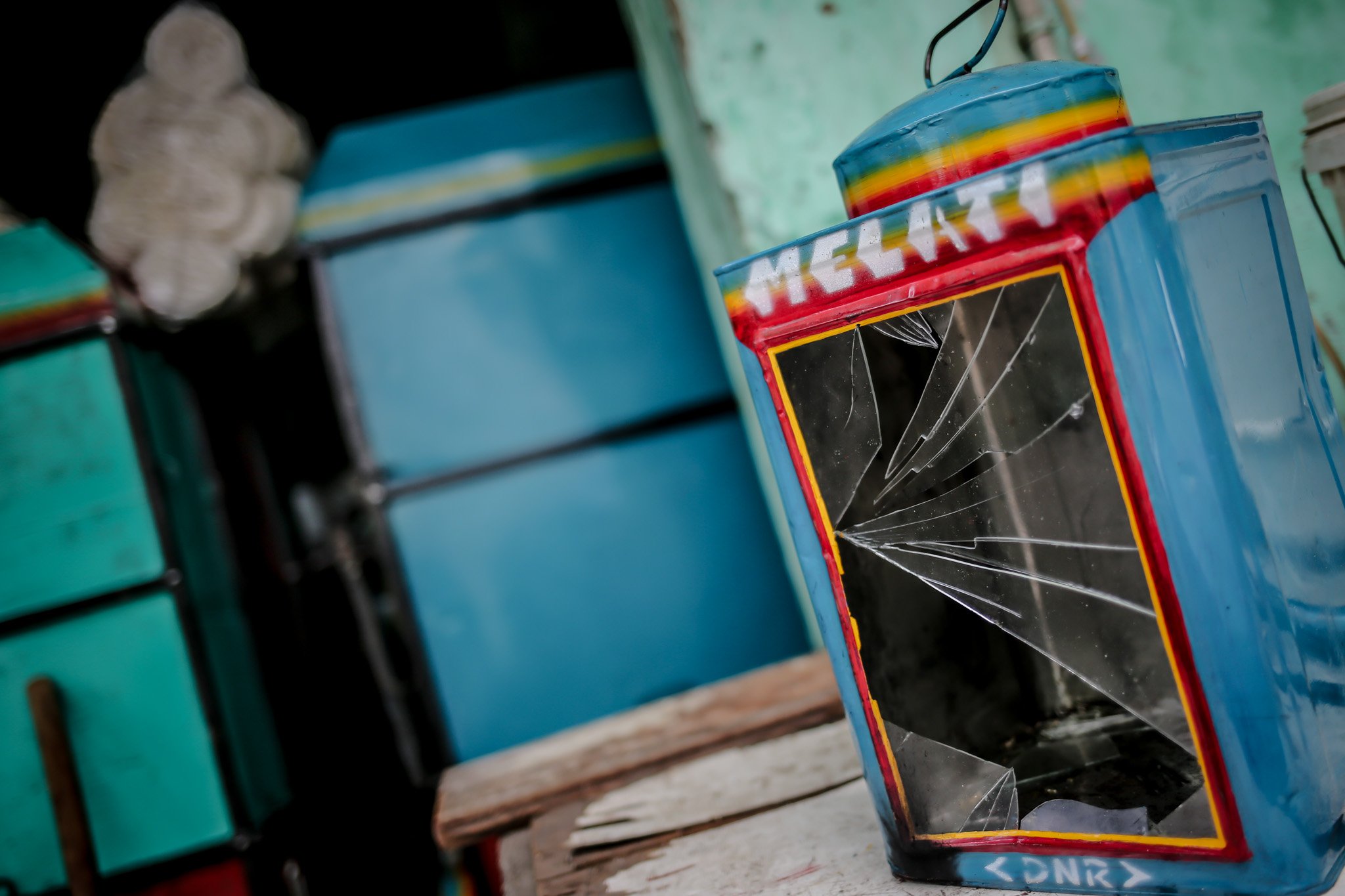 Klaeng kerupuk pecah ditaruh di depan rumah produksi kerupuk Melati, Menteng Atas, Jakarta Selatan, Jumat, (23/7/20221)