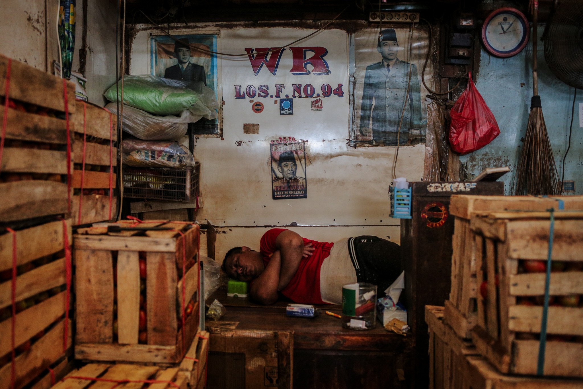 Seorang pedagang tertidur lelap di lapak buah miliknya di Pasar Induk Kramat Jati, Ciracas, Jakarta Timur, Rabu (28/7/2021). Imbas penerapan Pemberlakuan Pembatasan Kegiatan Masyarakat (PPKM) level 4 para pedagang mengaku alami penurunan pendapatan hingga 50%.