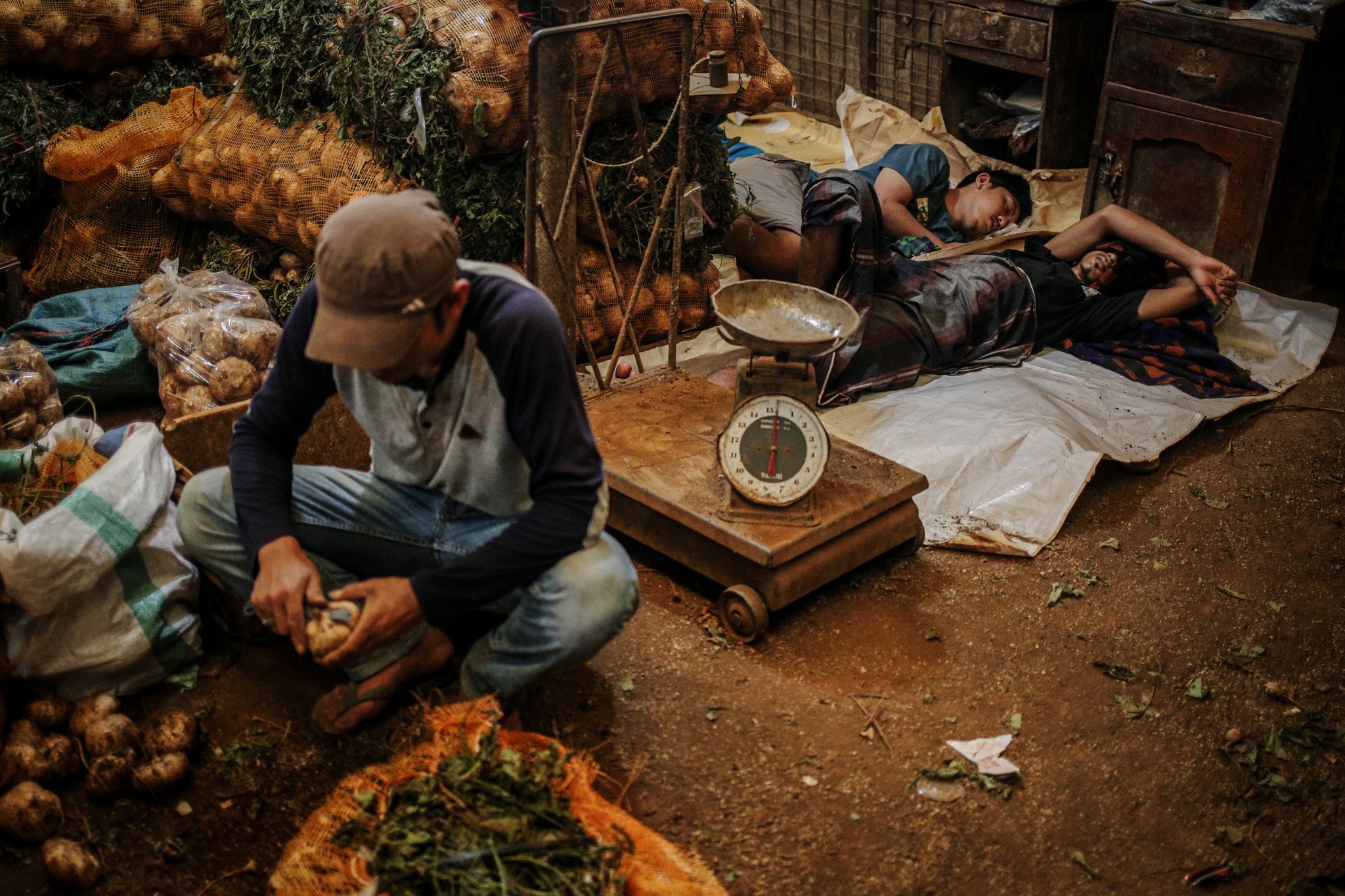 Sejumlah pedagang tertidur lelap di lapak buah miliknya di Pasar Induk Kramat Jati, Ciracas, Jakarta Timur, Rabu (28/7/2021). Imbas penerapan Pemberlakuan Pembatasan Kegiatan Masyarakat (PPKM) level 4 para pedagang mengaku alami penurunan pendapatan hingga 50%.