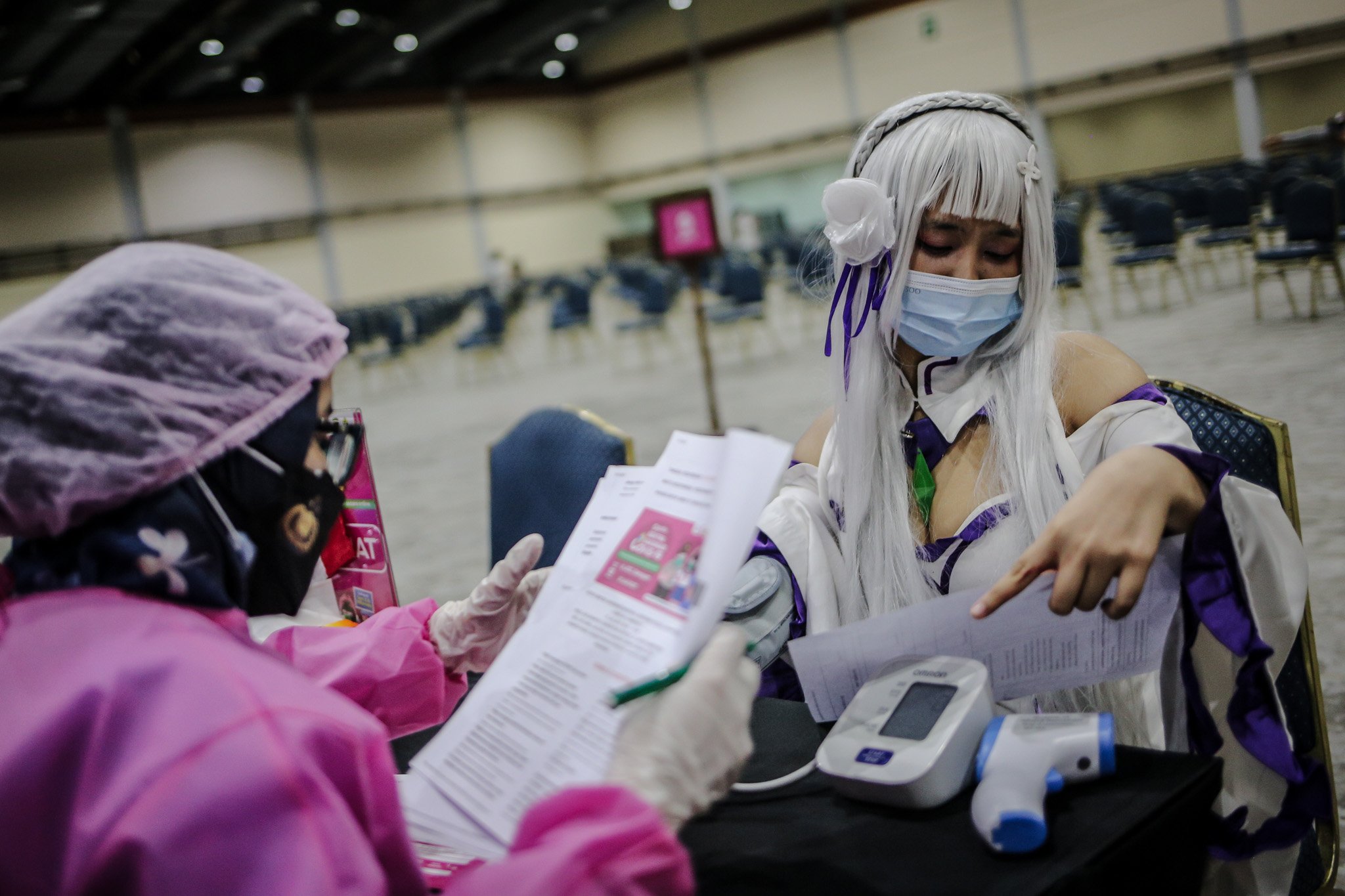 Tenaga kesehatan melakukan pemeriksaan saat akan menyuntikkan vaksin COVD-19 kepada warga berskostum cosplay anime jepang di Jakarta Convention Center (JCC), Senayan, Jakarta, Sabtu (31/7/2021). Kementerian Kesehatan mencatat per 31 Juli 2021 jumlah warga yang telah menerima vaksin COVID-19 untuk dosis pertama mencapai 47.226.514 dan dosis kedua mencapai 20.534.823 dari total sararan vaksinasi sebesar 208.265.720. 