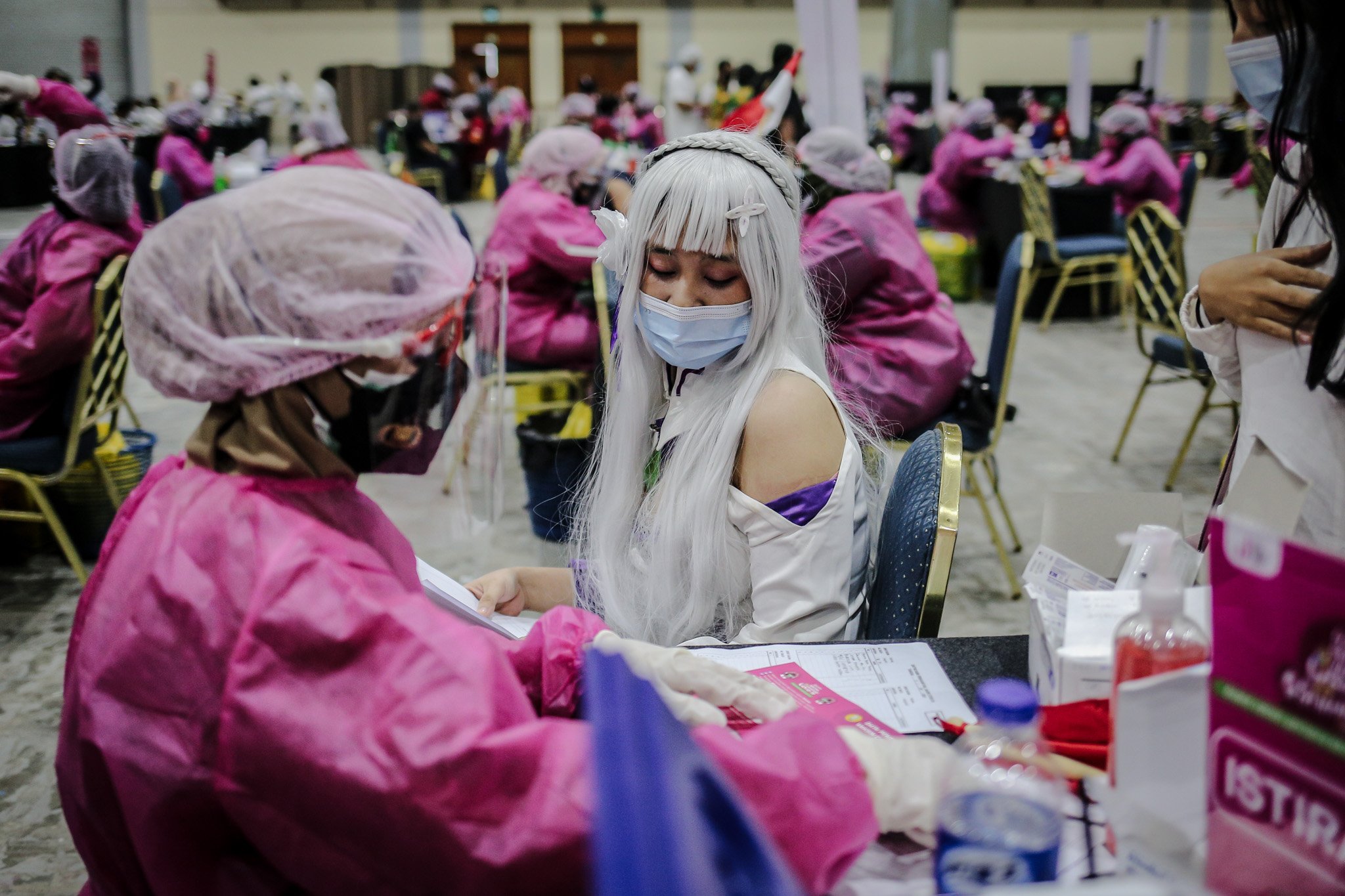 Tenaga kesehatan melakukan pemeriksaan saat akan menyuntikkan vaksin COVD-19 kepada warga berskostum cosplay anime jepang di Jakarta Convention Center (JCC), Senayan, Jakarta, Sabtu (31/7/2021). Kementerian Kesehatan mencatat per 31 Juli 2021 jumlah warga yang telah menerima vaksin COVID-19 untuk dosis pertama mencapai 47.226.514 dan dosis kedua mencapai 20.534.823 dari total sararan vaksinasi sebesar 208.265.720.