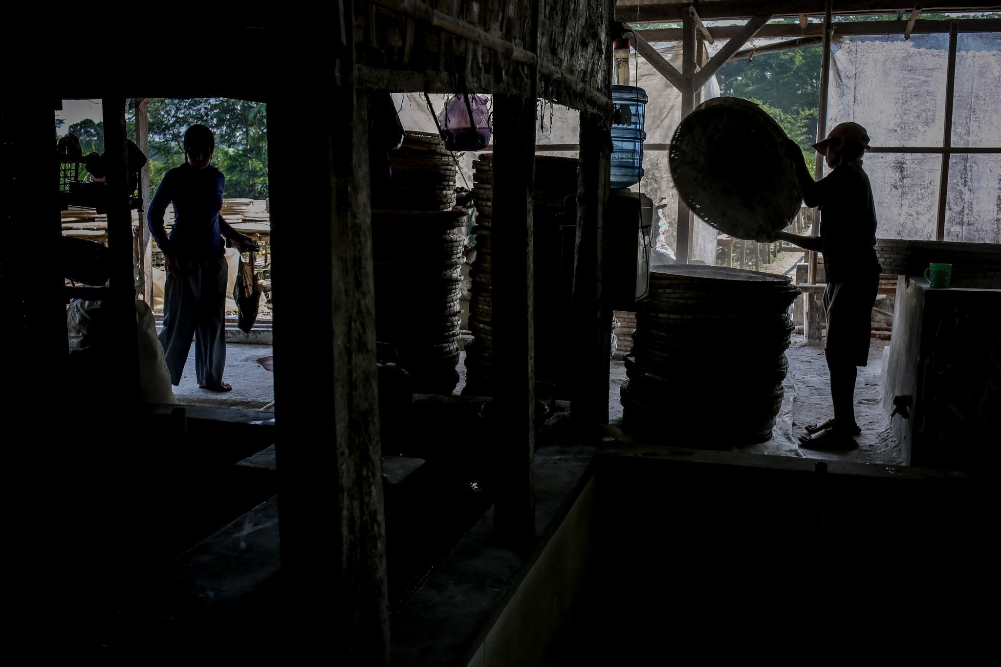 Pekerja menyelesaikan pembuatan tepung tapioka di Industri Rumahan Kawasan Legok Nyenang, Kadumanggu, Kabupaten Bogor, Minggu (1/8/2021). Di lahan seluas 1,5 hektar pekerja mampu menghasilkan 3 - 4 ton dalam sehari dengan upah Rp. 40.000 perharinya.