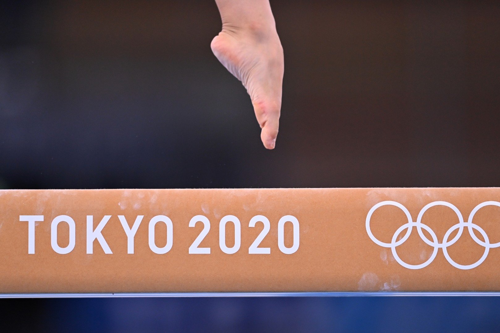 Seorang pesenam berlatih pada balok keseimbangan selama berlangsungnya Olimpiade Tokyo 2020 di Ariake Gymnastics Centre, Tokyo, Jepang, Kamis (22/7/2021). ANTARA FOTO/REUTERS/Dylan Martinez/WSJ/djo