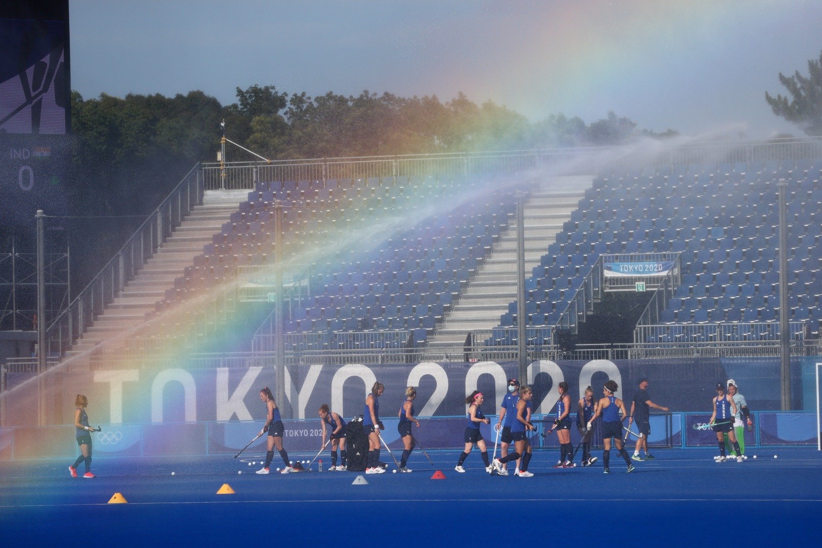 Para pemain hoki Inggris berlatih di Stadion Hoki Oi, Tokyo, Jepang, Kamis (22/7/2021). ANTARA FOTO/REUTERS/Bernadett Szabo/WSJ/djo