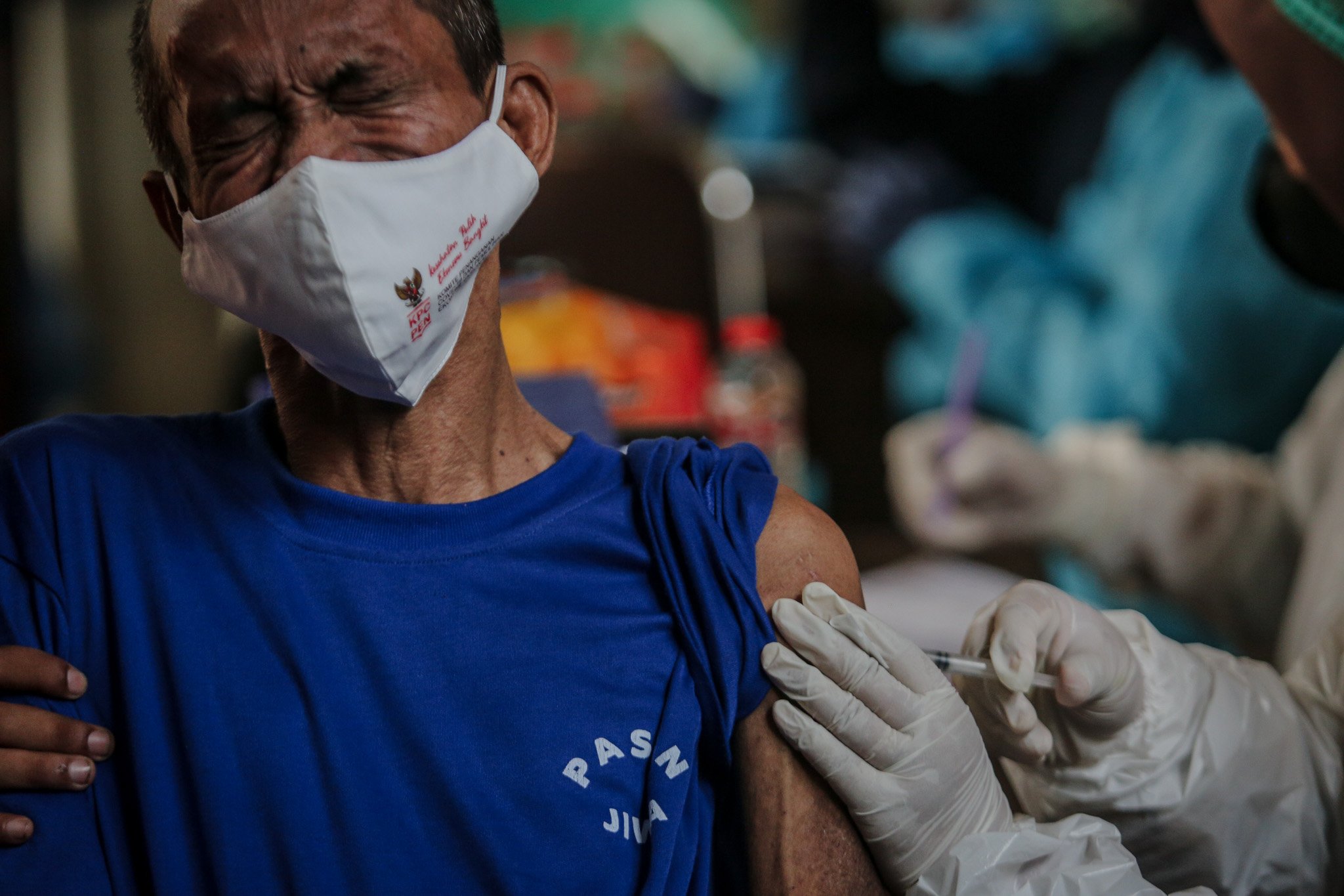 Warga binaan Orang Dengan Gangguan Jiwa (ODGJ) menerima vaksinasi CovId-19 di Yayasan Jambrud Biru, Bekasi, Jawa Barat, Rabu, (4/8/2021). Dari jumlah total 166 pasien ODGJ, hanya 70 pasien yang lolos skrining dan menerima vaksinasi Astra Zeneca dalam program Vaksinasi Merdeka.