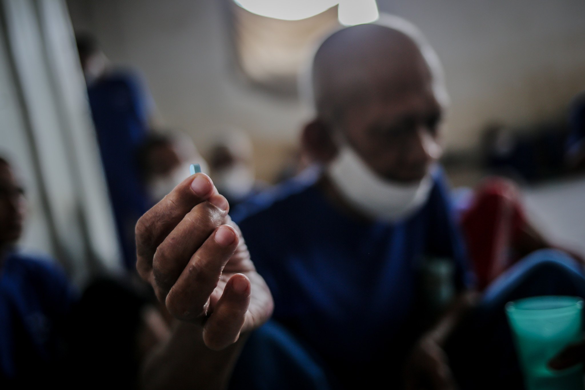 Warga binaan Orang Dengan Gangguan Jiwa (ODGJ) diberi obat setelah menerima vaksinasi CovId-19 di Yayasan Jambrud Biru, Bekasi, Jawa Barat, Rabu, (4/8/2021). Dari jumlah total 166 pasien ODGJ, hanya 70 pasien yang lolos skrining dan menerima vaksinasi Astra Zeneca dalam program Vaksinasi Merdeka.