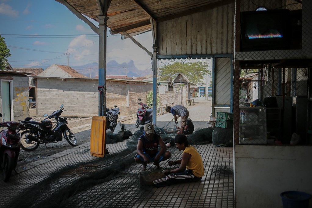 Sejumlah warga merajut jaring ikan di bangunan bekas Stasiun Panarukan, Situbondo, Jawa Timur, Senin, (16/8/2021). Pada September 1808 atas perintah F. Rothenbuhler pembangunan Jalan Raya Pos (De Groote Postweg) dilanjutkan hingga Panarukan karena dianggap wilayah potensial untuk dijadikan pelabuhan ekspor.