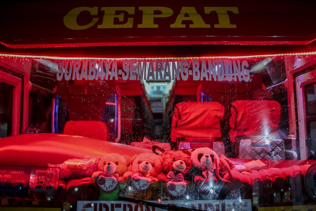 Lampu neon berwarna merah dan boneka memenuhi kabin bus antar kota di Rumah makan Sari Rasa Weleri, Kendal, Jawa Tengah, Kamis, (19/8/2021). Selain untuk mengundang daya tarik penumpang lampu-lampu neon tersebut dipasang untuk kepuasan para awak bus.