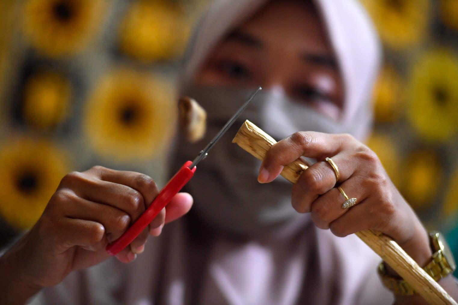 Pekerja menyelesaikan kerajinan tangan yang berbahan dasar batang enceng gondok kering di UMKM Win\'s Rajut, Pasuruan, Jawa Timur, 