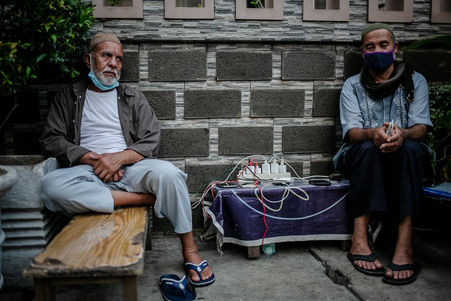 Pencari suaka asal Afghanistan mengisi baterai ponselnya di sumber listrik yang disalurkan dari rumah kosn-kosan warga yang berlokasi tak jauh dari tenda yang didirikannya sebagai bentuk protes mereka di samping Kantor Komisi Tinggi PBB untuk Pengungsi (UNHCR), Kebon Sirih, Jakarta, Jumat, (27/8/2021). Selama tinggal di Indonesia mereka kerap berpindah-pindah, Beberapa tahun lalu, para penacri suaka melarikan diri dari Kabul, Afghanistan akibat konflik berkepanjangan dan ketakutan terhadap milisi bersenjata