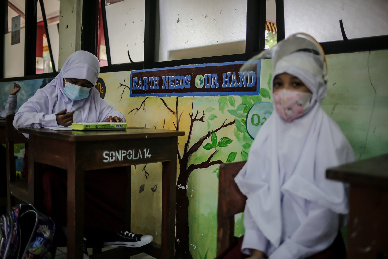 Sejumlah siswa mengikuti kegiatan Pembelajaran Tatap Muka (PTM) perdana di Sekolah Dasar Negeri (SDN) Pondok Labu 14 Pagi, Cilandak, Jakarta Selatan, Senin, (30/8/2021). 