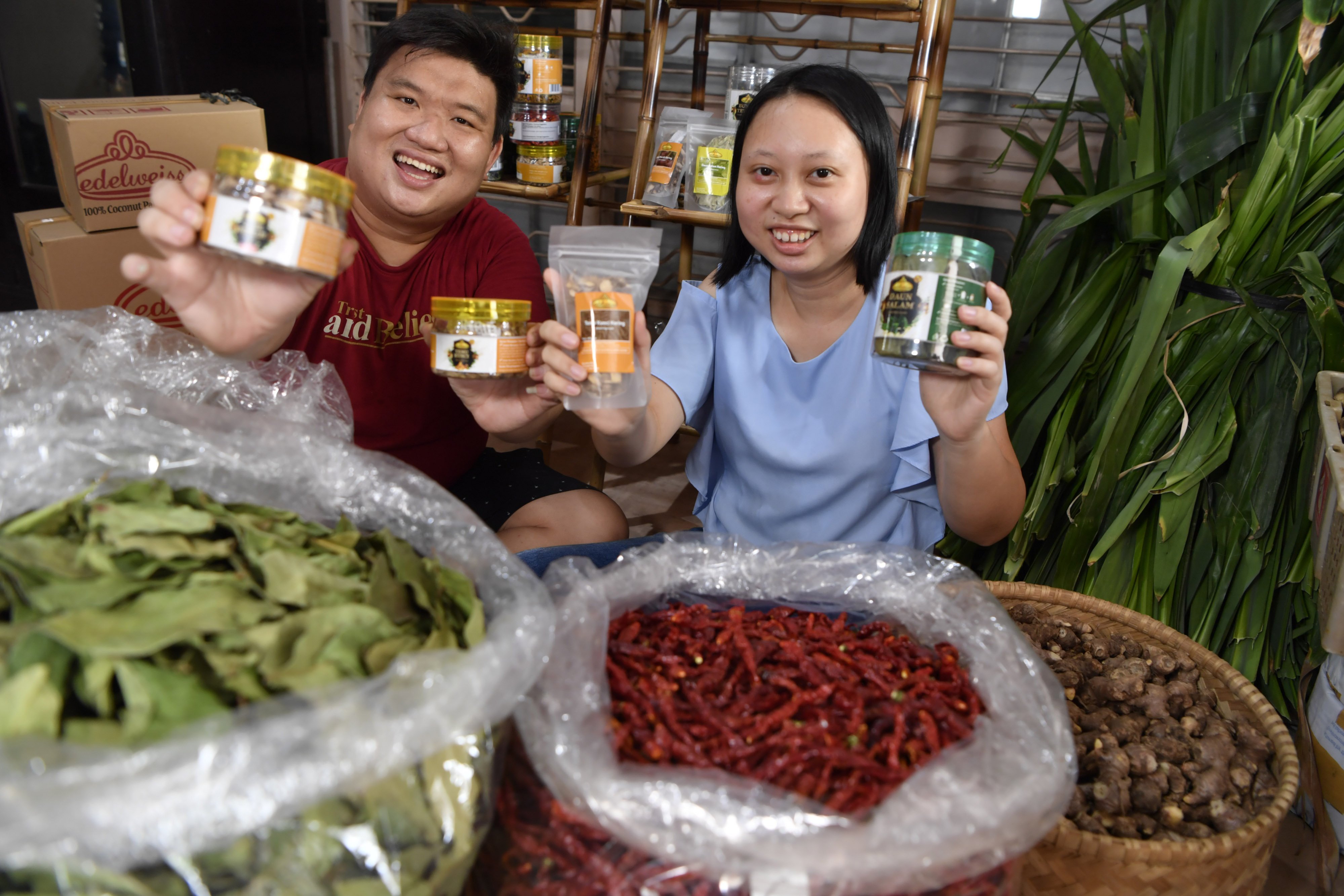 Aloysia Kurniadi dan Rudy Eko Yulianto. Pasangan suami istri asal Madiun, Jawa Timur memperlihatkan produk bumbu dapur kering berbahan dasar rempah-rempah yang bernilai ekonomi di UMKM Edelweis yang mengkhususkan produksi rempah kering.