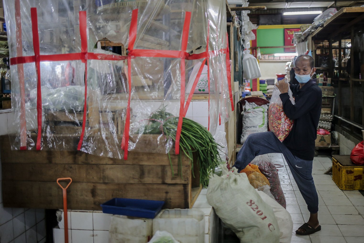 Pedagang dan pengelola pasar tak tinggal diam demi menggaet pengunjung dan mengeret kembali omzet mereka yang sempat turun. Beberapa kios masih menggunakan layar plastik pembatas untuk menghindari kontak langsung pedagang dan pembeli., Jakarta, Kamis (2/9). 