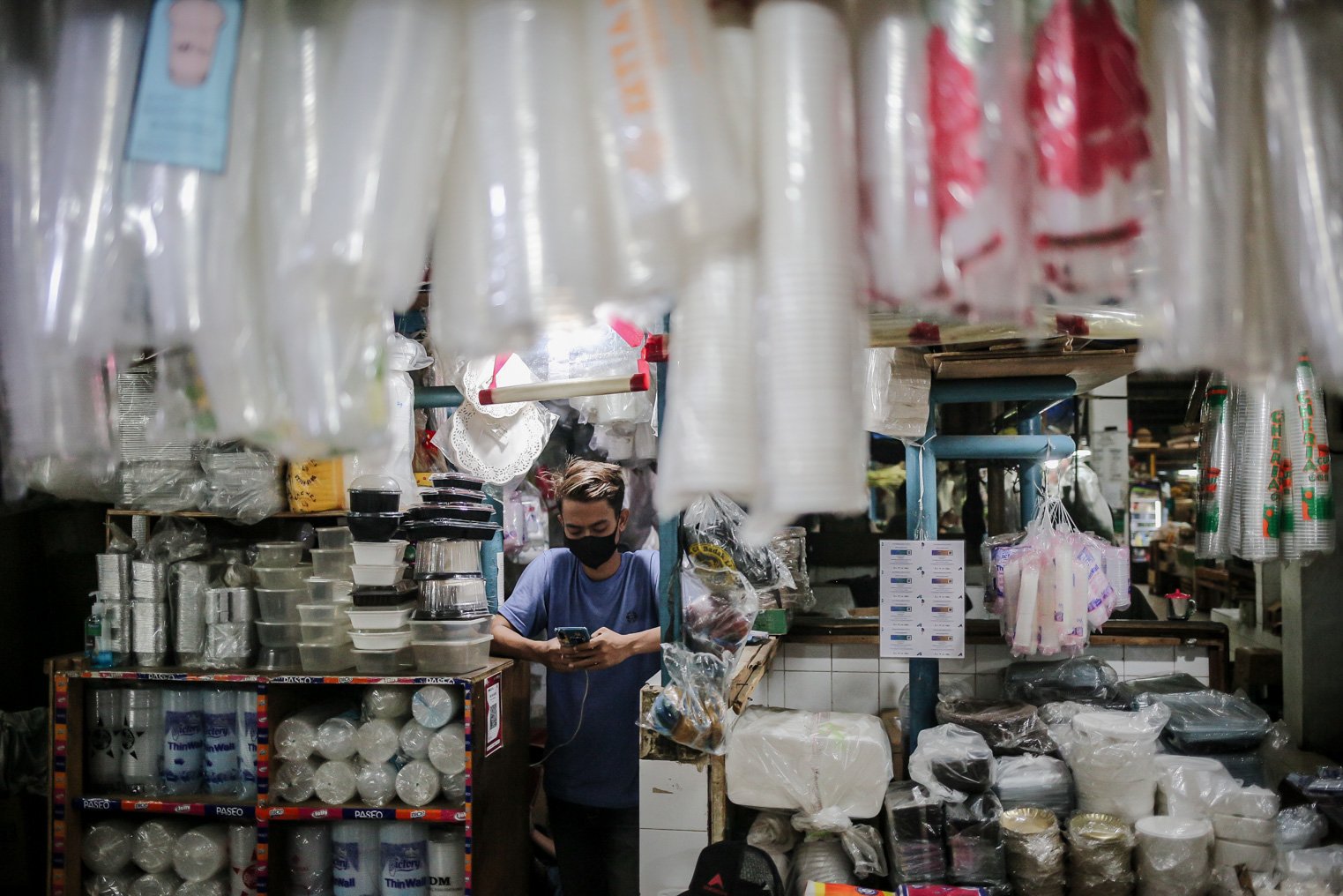 Pedagang menjaga toko plastik miliknya yang telah dipasang stiker sertifikat vaksin Covid-19 di Pasar Santa, Jakarta, Kamis (2/9). 