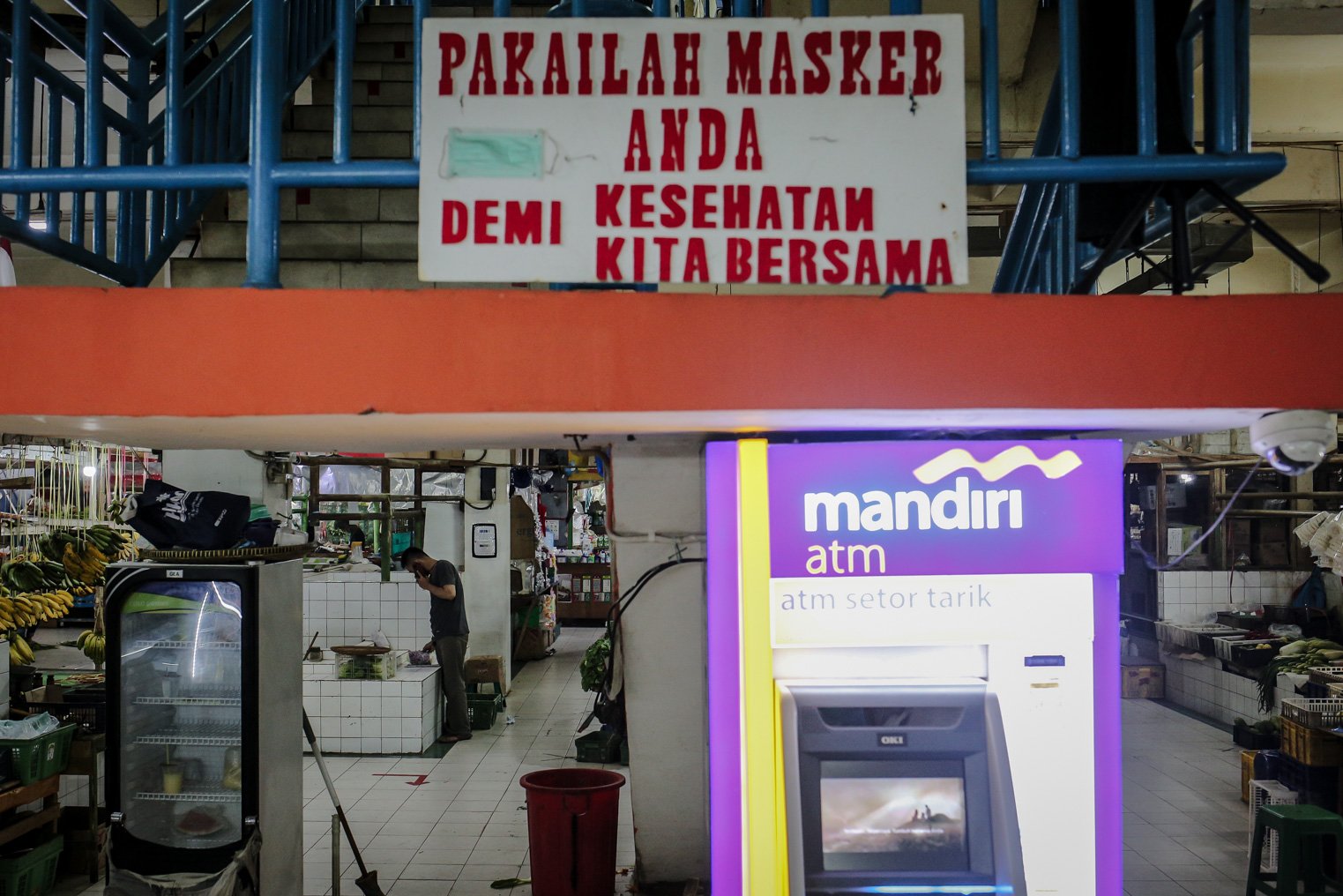 Pamflet anjuran penggunaan masker selama berkunjung dipasang di Pasar Santa, Jakarta, Kamis, (2/9/2021).