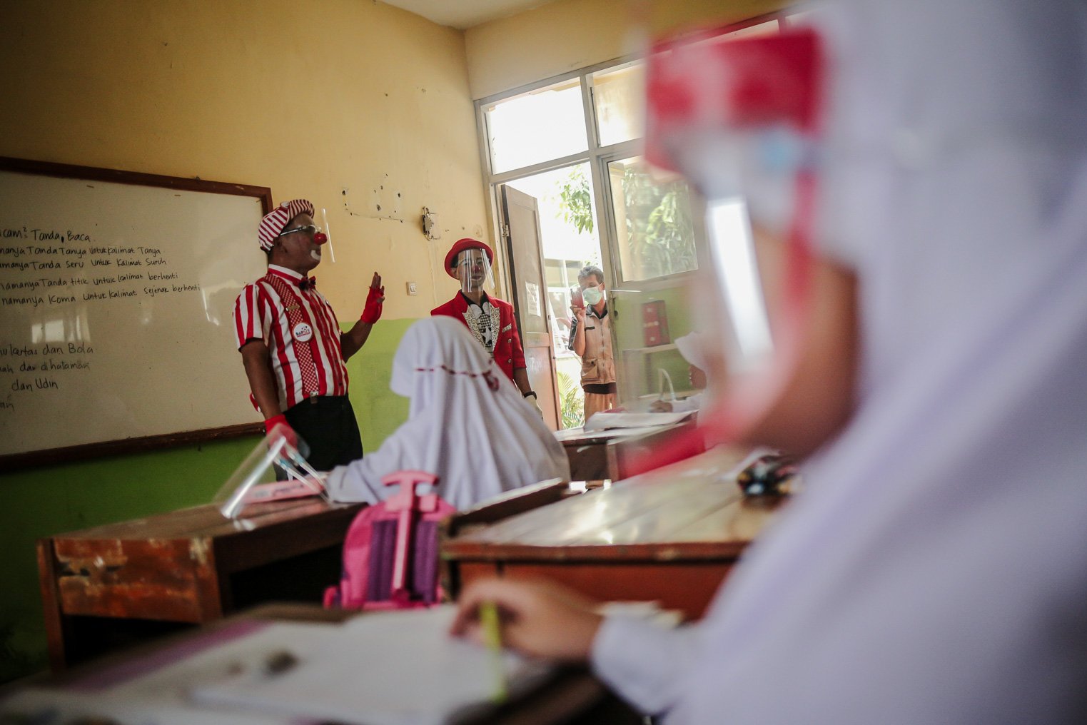 Seniman Aku Badut Indonesia (ABI) memberikan edukasi 5M kepada siswa di SDN 03 Citayam, Kabupaten Bogor, Jawa Barat, Senin (6/9/2021). Kegiatan aksi kampanye tersebut tentang protokol kesehatan serta membagikan masker kepada anak-anak sekolah yang menggelar Pembelajaran Tatap Muka (PTM)