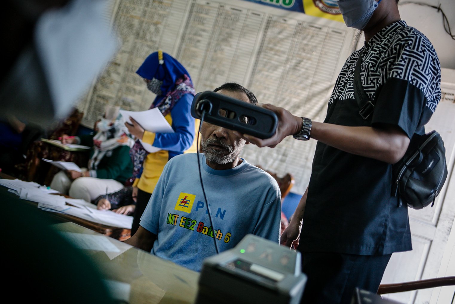 Seorang pasien Orang Dengan Gangguan Jiwa (ODGJ) menjalani pemeriksaan biometrik pada proses perekaman data E-KTP di Yayasan Jambrud Biru, Bekasi, Jawa Barat, Kamis, (9/9/2021).
