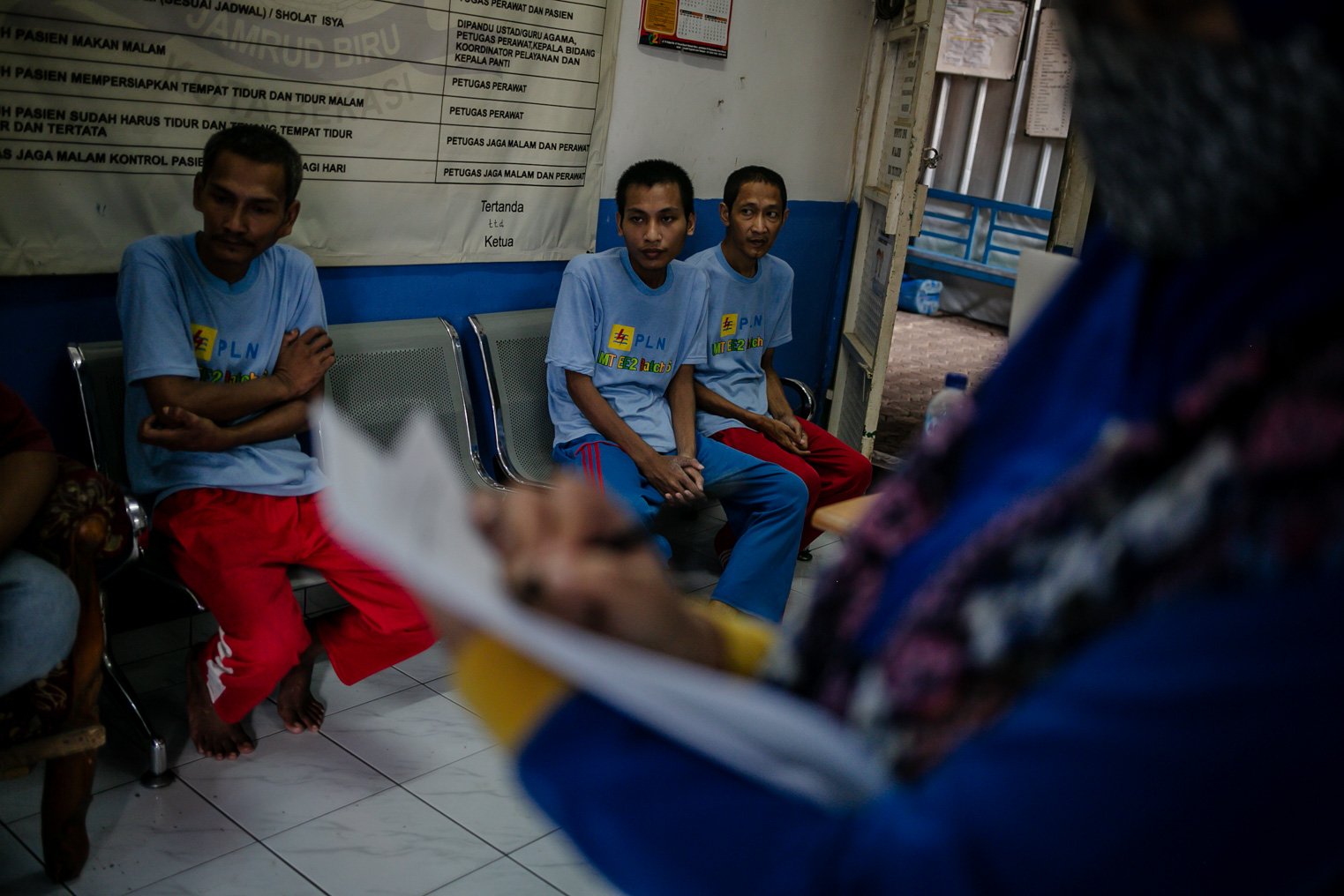 Sejumlah pasien Orang Dengan Gangguan Jiwa (ODGJ) menunggu antrean untuk mendapatakan layanan perekaman data E-KTP di Yayasan Jambrud Biru, Bekasi, Jawa Barat, Kamis, (9/9/2021). 