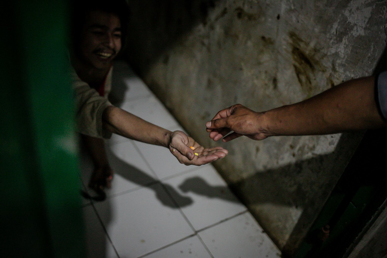 Pengurus menmberikan obat-obatan untuk pasien Orang Dengan Gangguan Jiwa (ODGJ) di Lembaga Kesejahteraan Sosial (LKS) Bina Tauhid Darul Miftahudin, Desa Hambaro, Kecamatan Nanggung, Kabupaten Bogor, Jawa Barat, Senin, (13/9/2021).